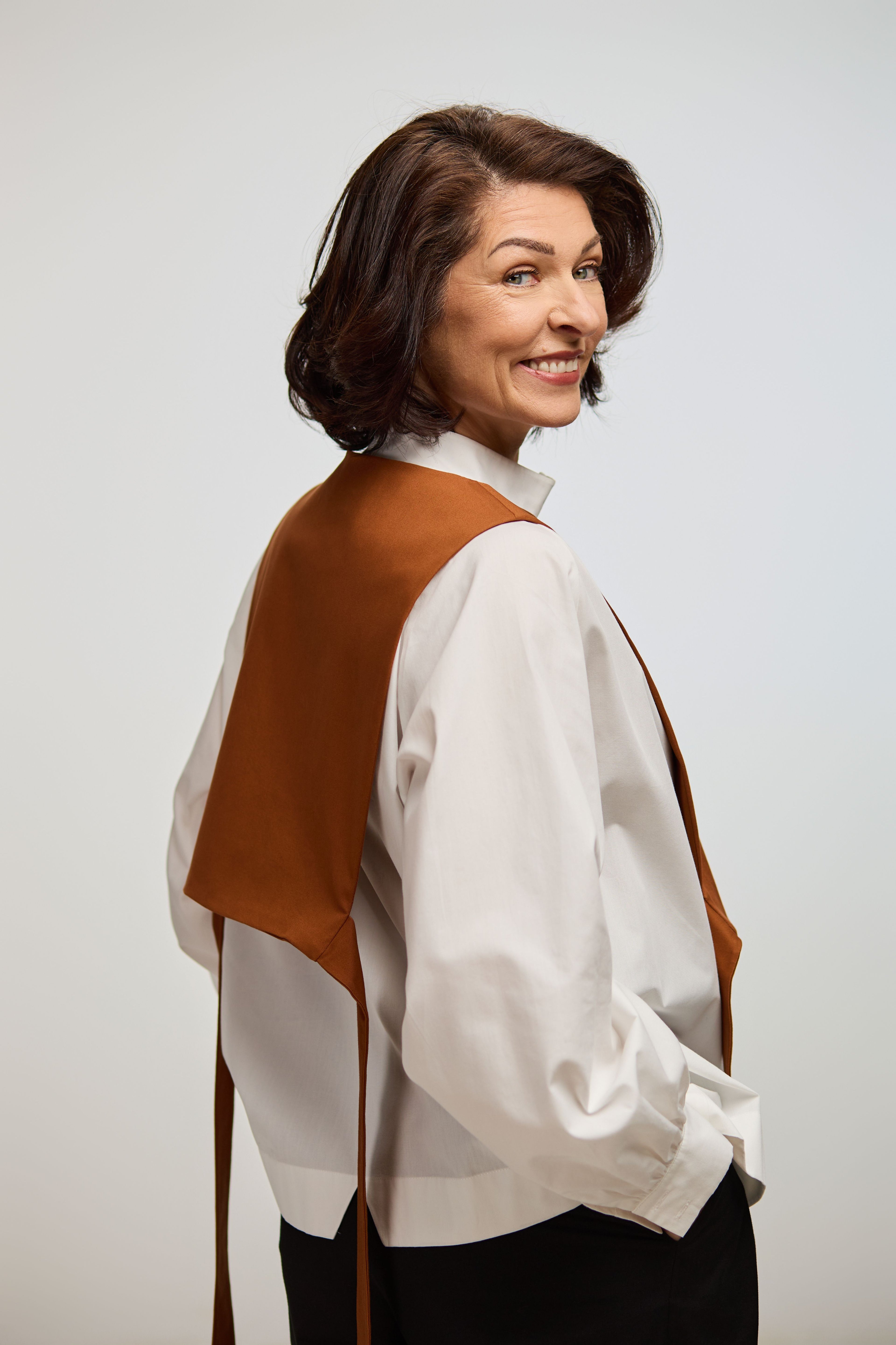 Guler-vestă din twill de bumbac culoare teracotă cu cămașă oversized albă și pantalon negru loose fit din twill be bumbac - ipanomi.com