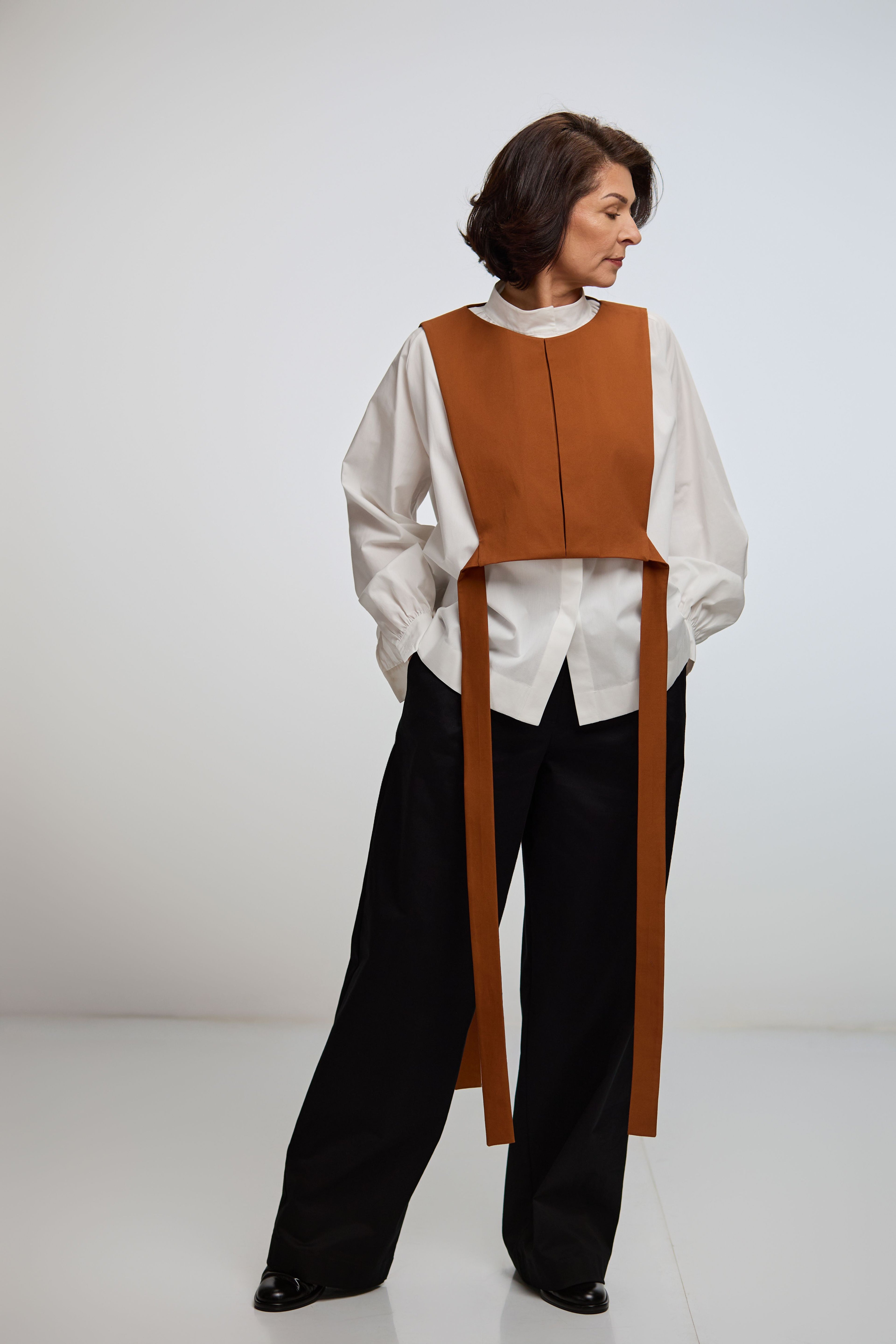 Guler-vestă din twill de bumbac culoare teracotă cu cămașă oversized albă și pantalon negru din twill be bumbac - ipanomi.com