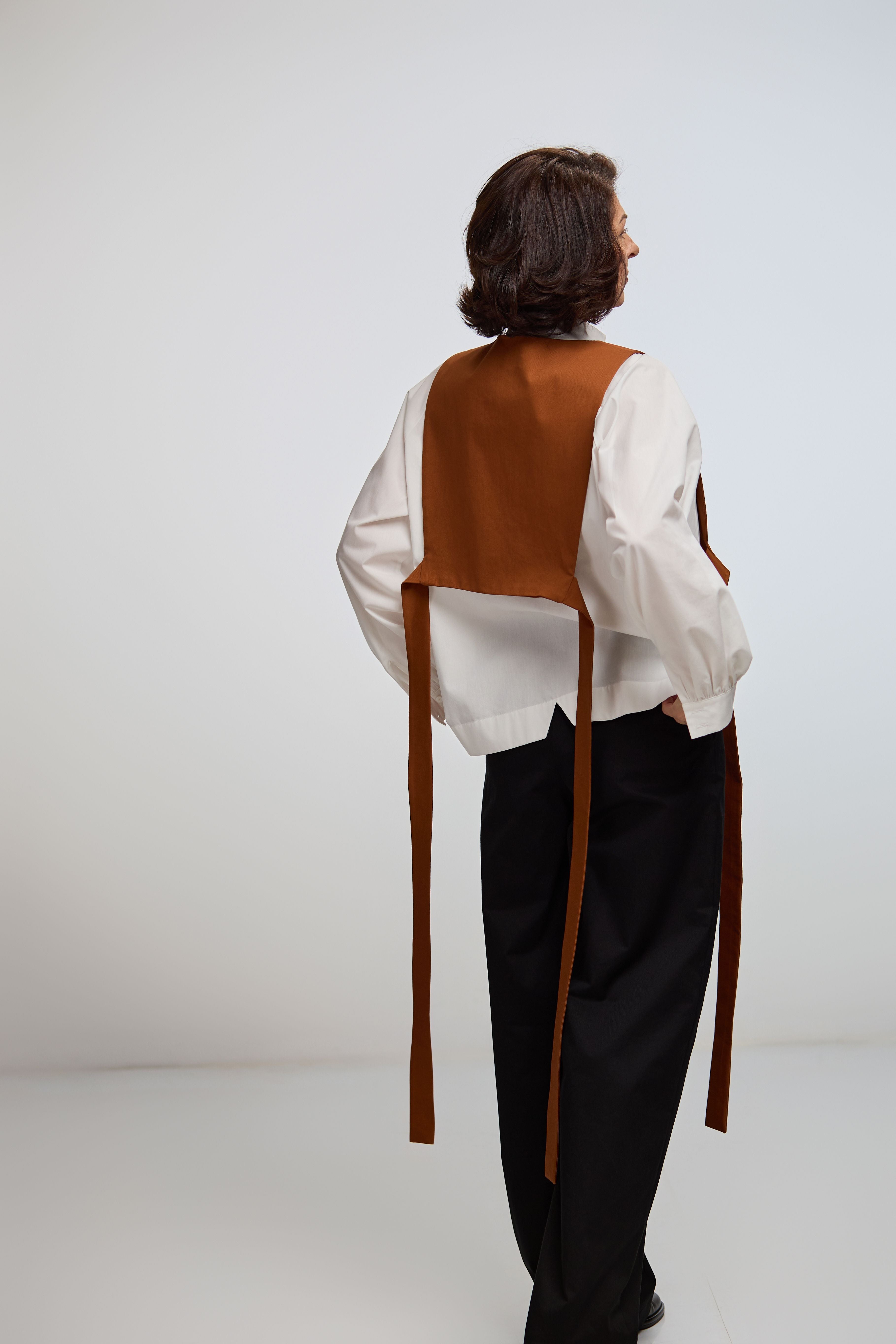 Guler-vestă din twill de bumbac culoare teracotă cu cămașă oversized albă și pantalon negru loose fit din twill be bumbac - ipanomi.com