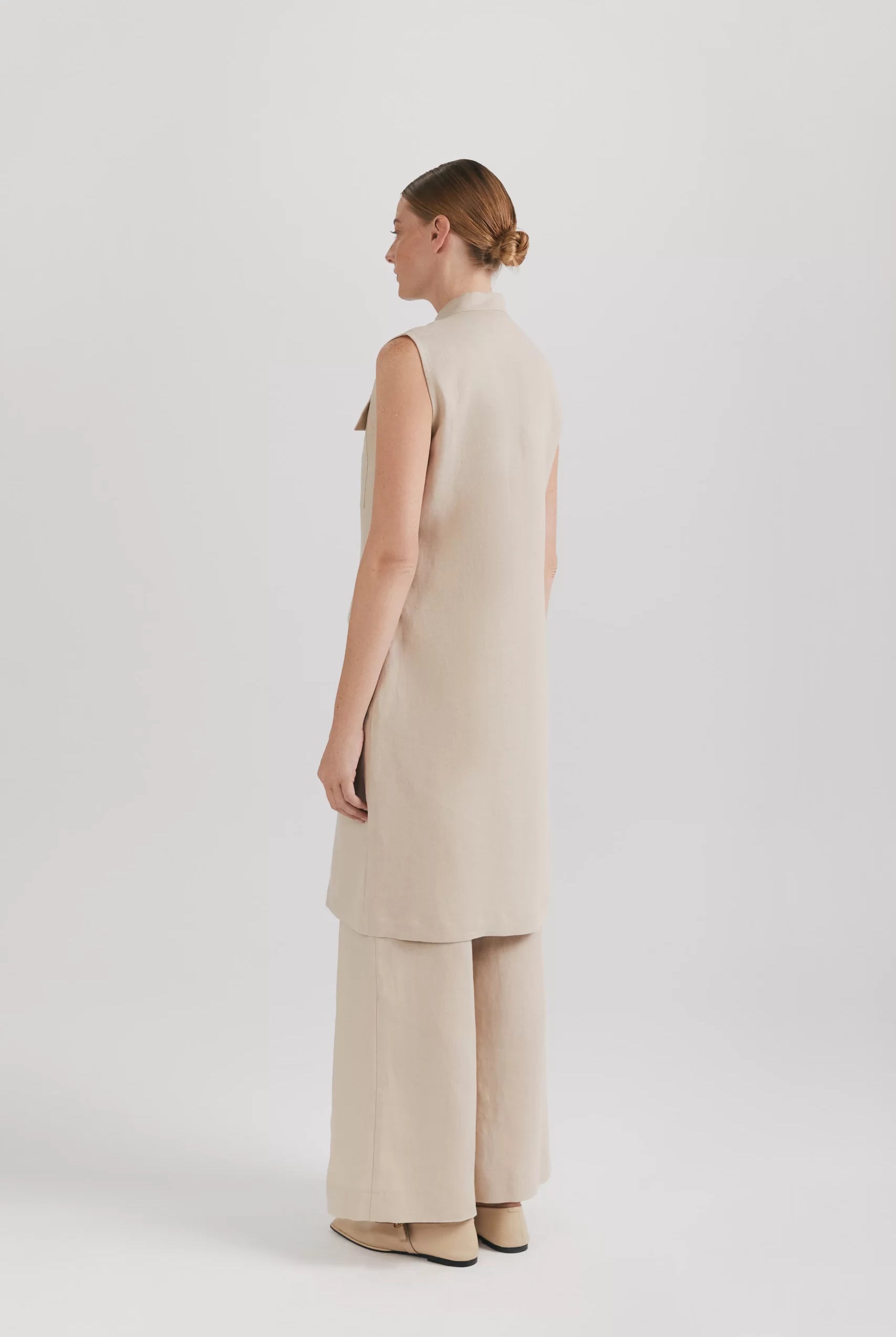 Rochie cargo bej din in pur cu buzunare frontale și cordon - ipanomi.com