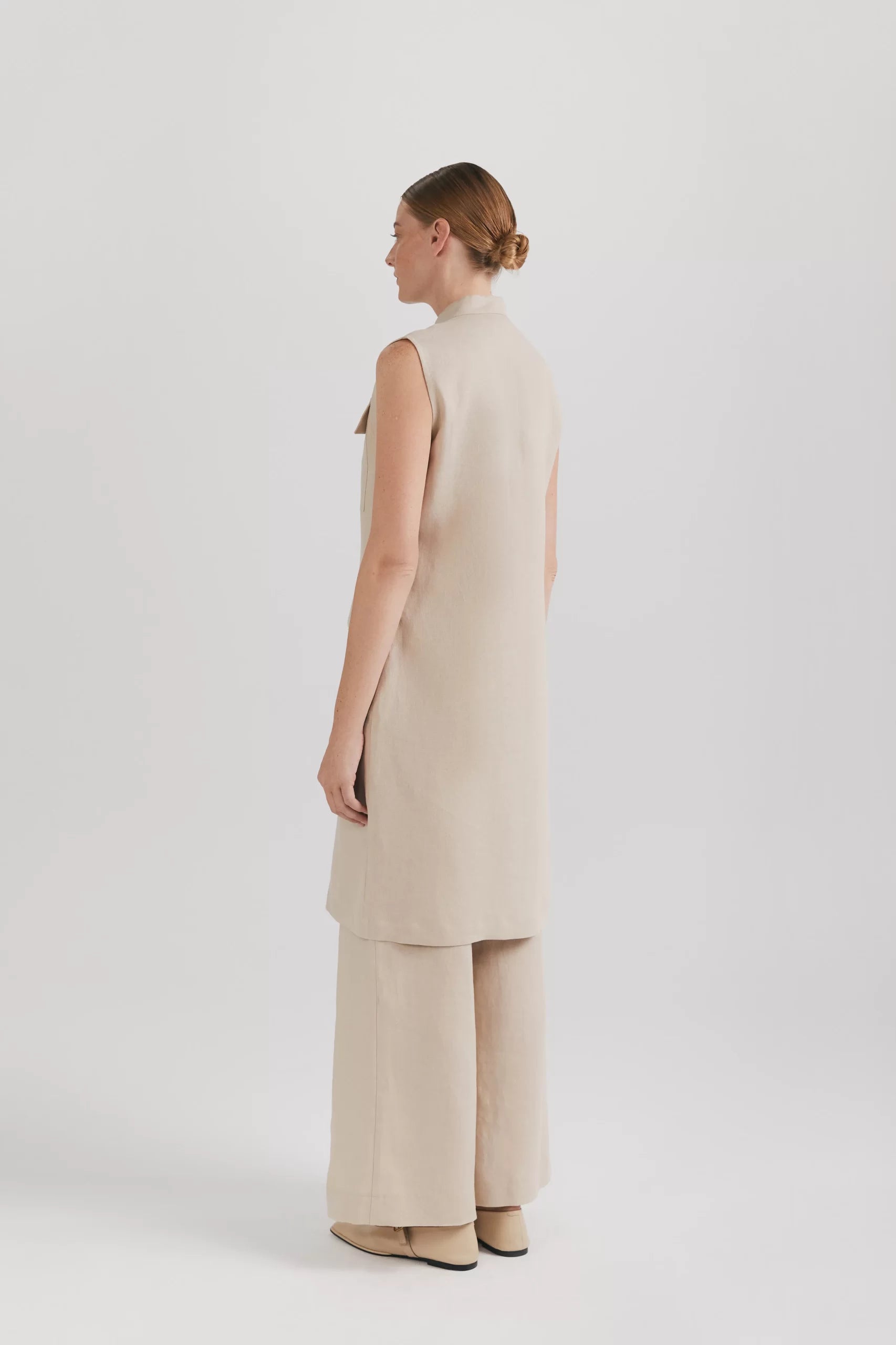 Rochie cargo bej din in pur cu buzunare frontale și cordon - ipanomi.com