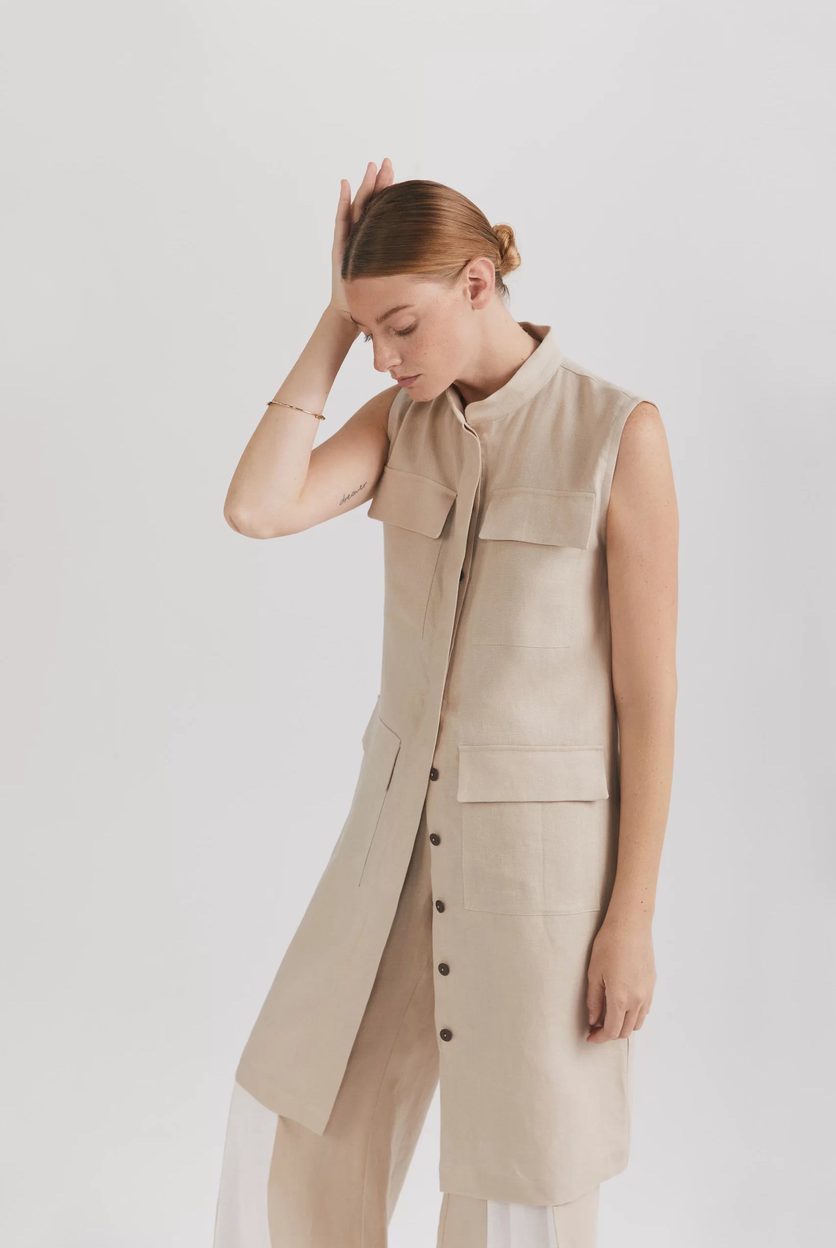 Rochie cargo bej din in pur cu buzunare frontale și cordon - ipanomi.com