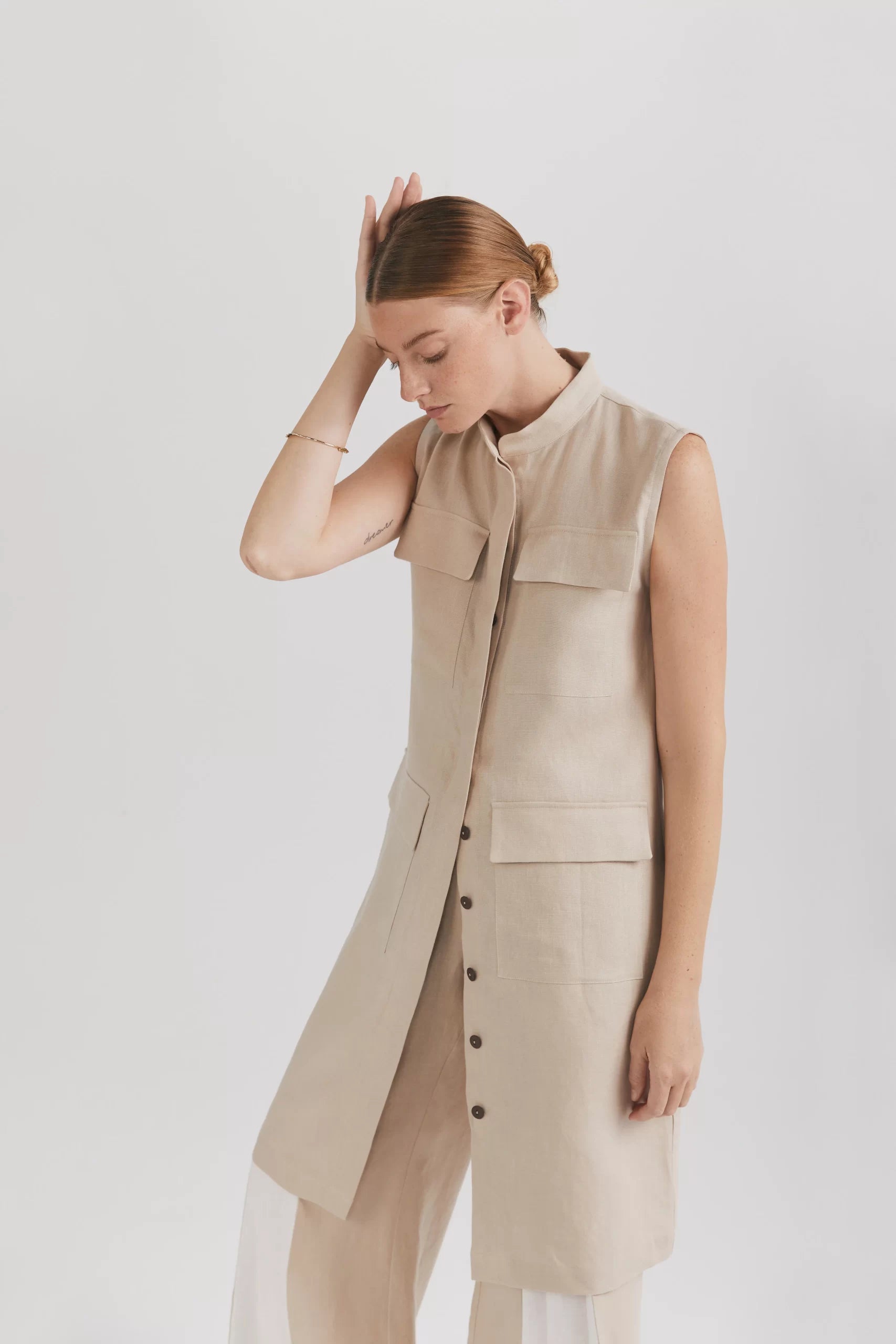 Rochie cargo bej din in pur cu buzunare frontale și cordon - ipanomi.com