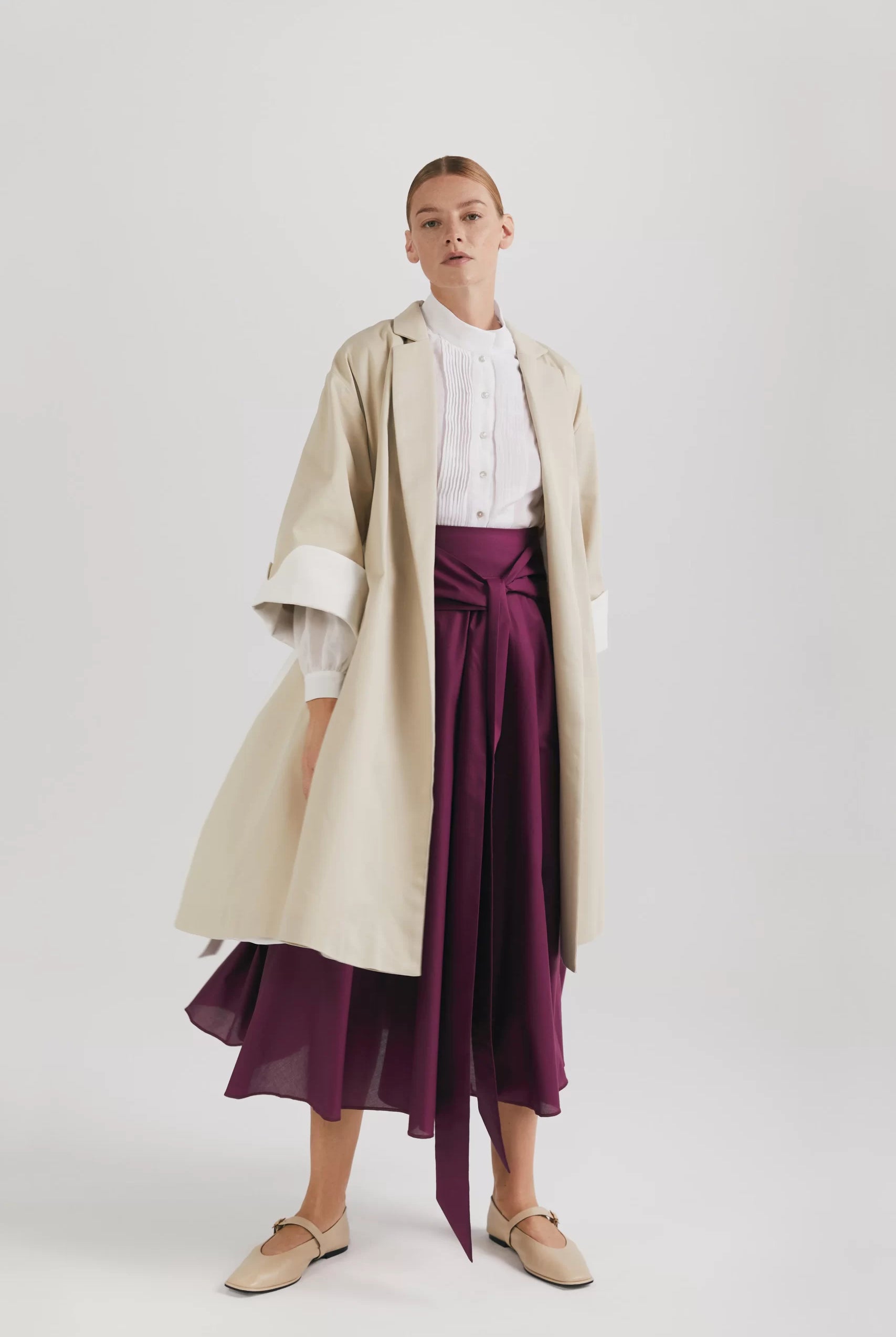 Trenci bej cu detaliu alb din twill de bumbac - ipanomi.com