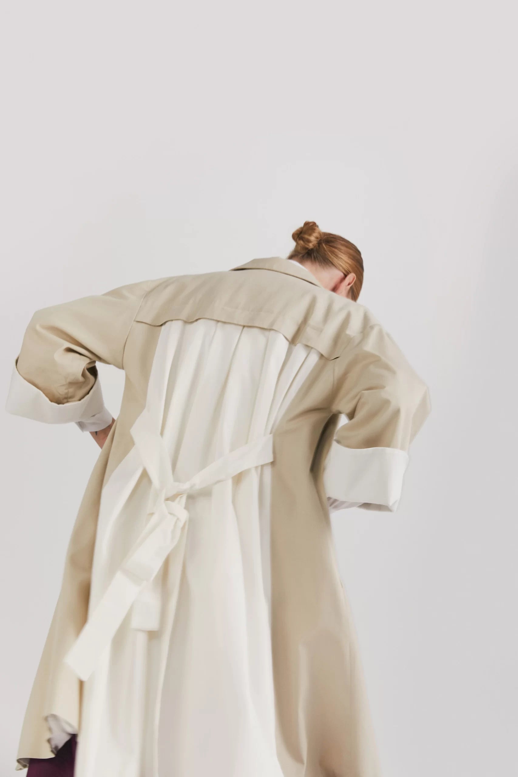 Trenci bej cu detaliu alb din twill de bumbac - ipanomi.com