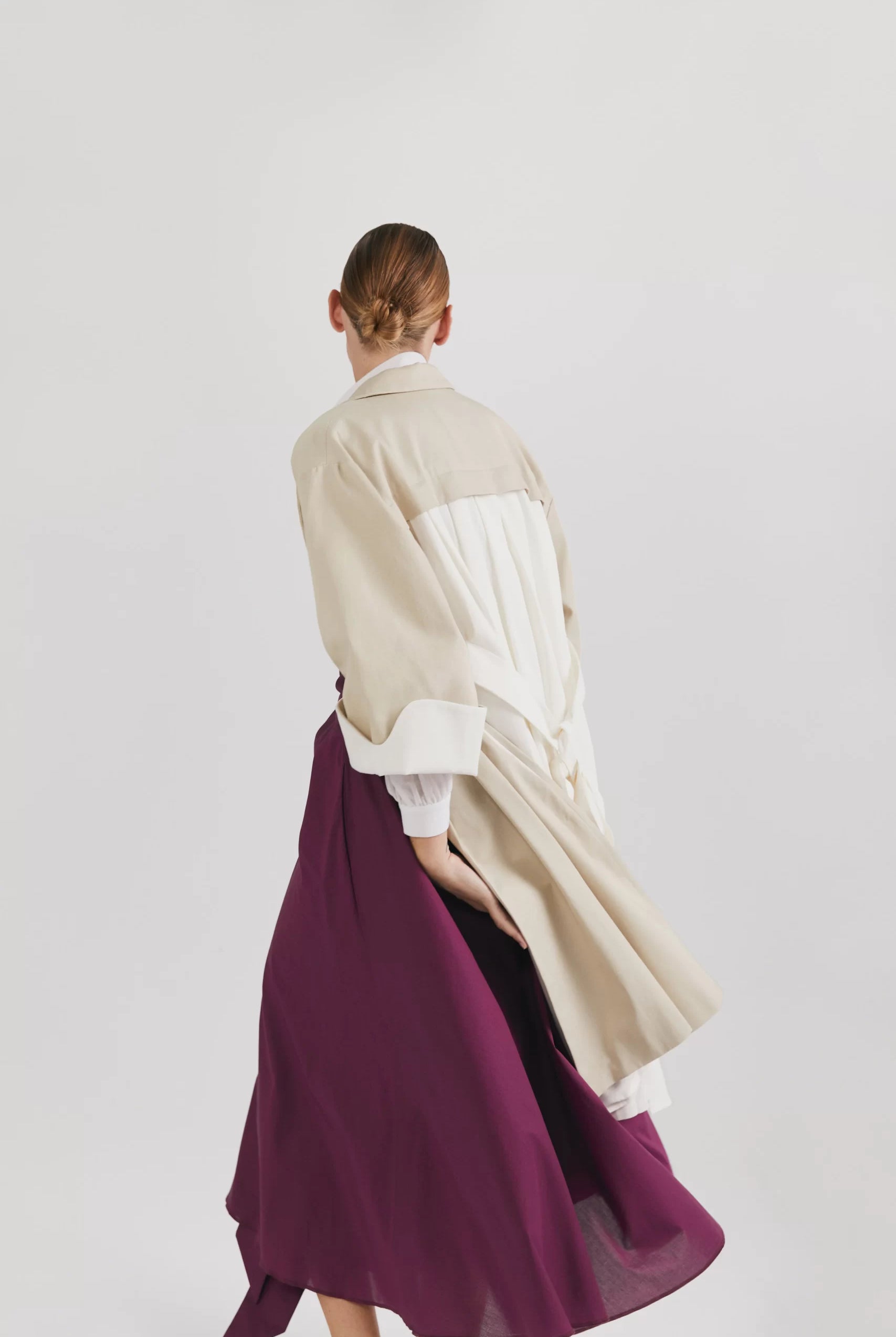 Trenci bej cu detaliu alb din twill de bumbac - ipanomi.com