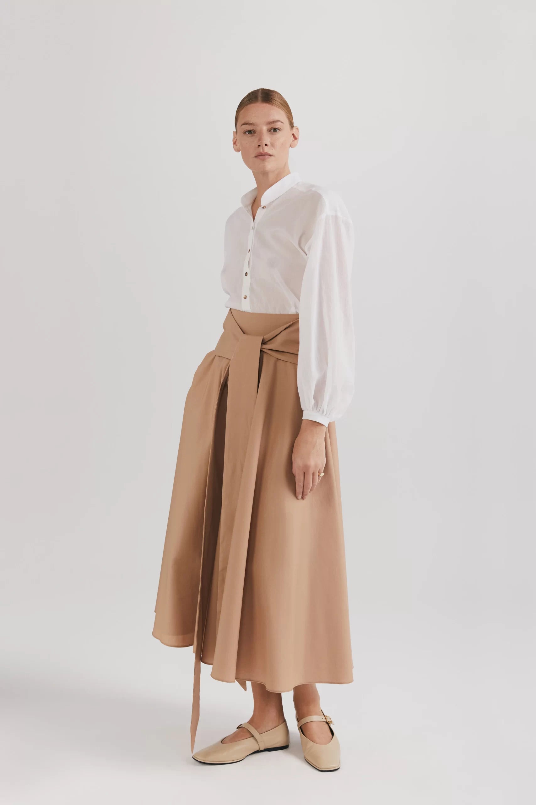 Fustă cloche lungă cu talie înaltă și buzunare bej - ipanomi.com