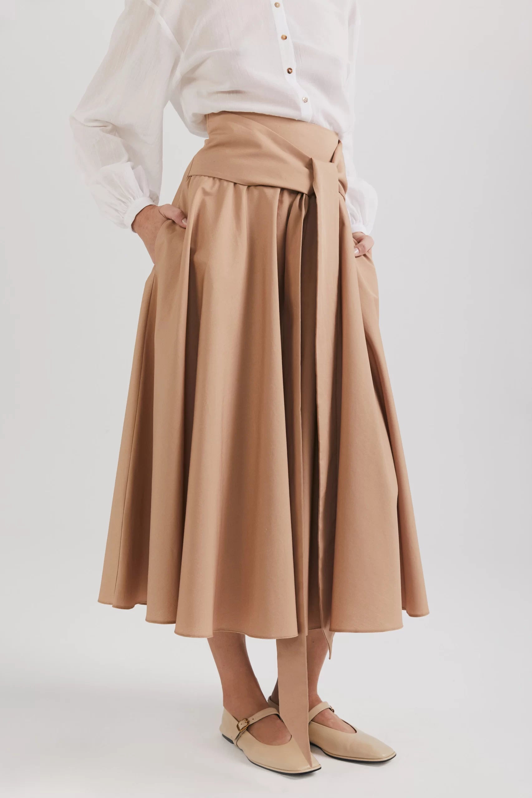 Fustă cloche lungă cu talie înaltă și buzunare bej - ipanomi.com