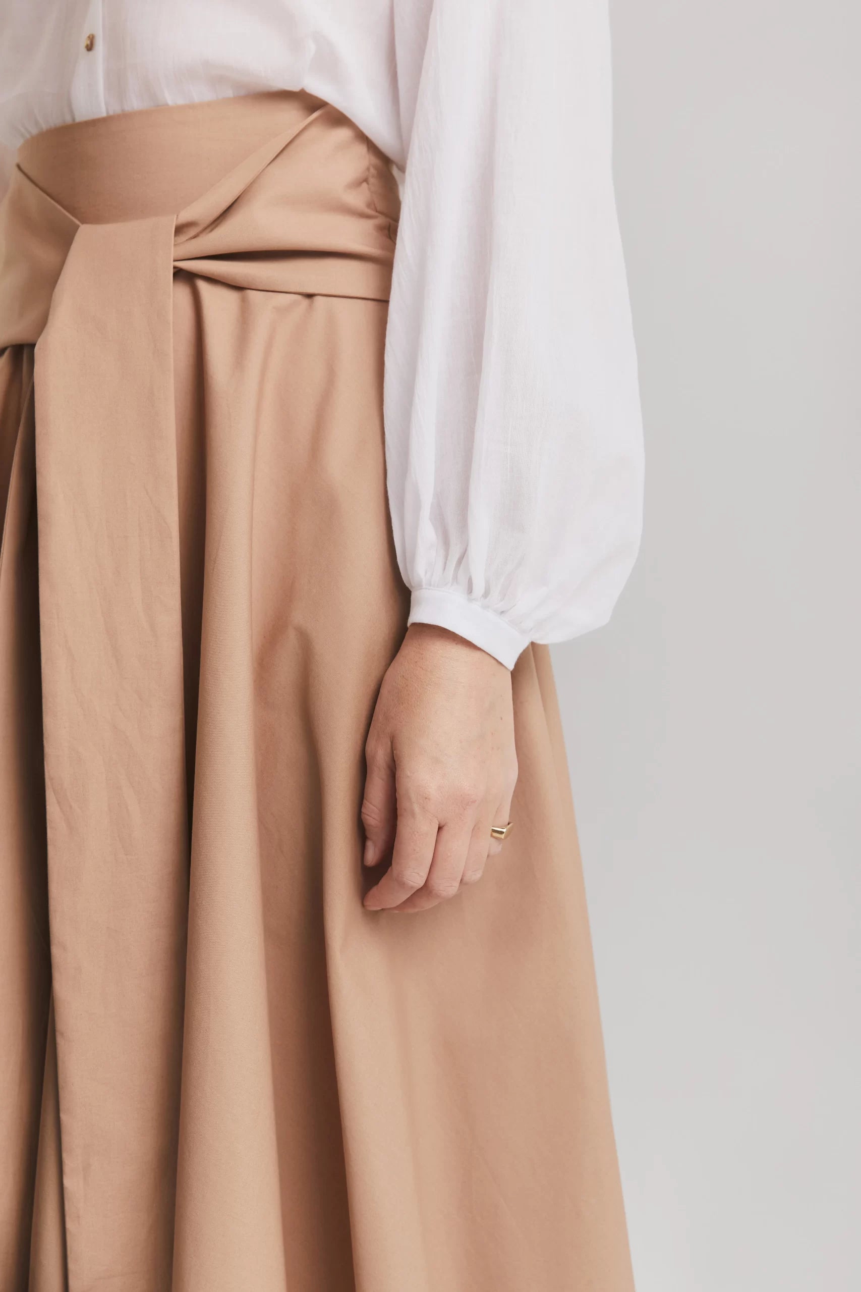 Fustă cloche lungă cu talie înaltă și buzunare bej - ipanomi.com