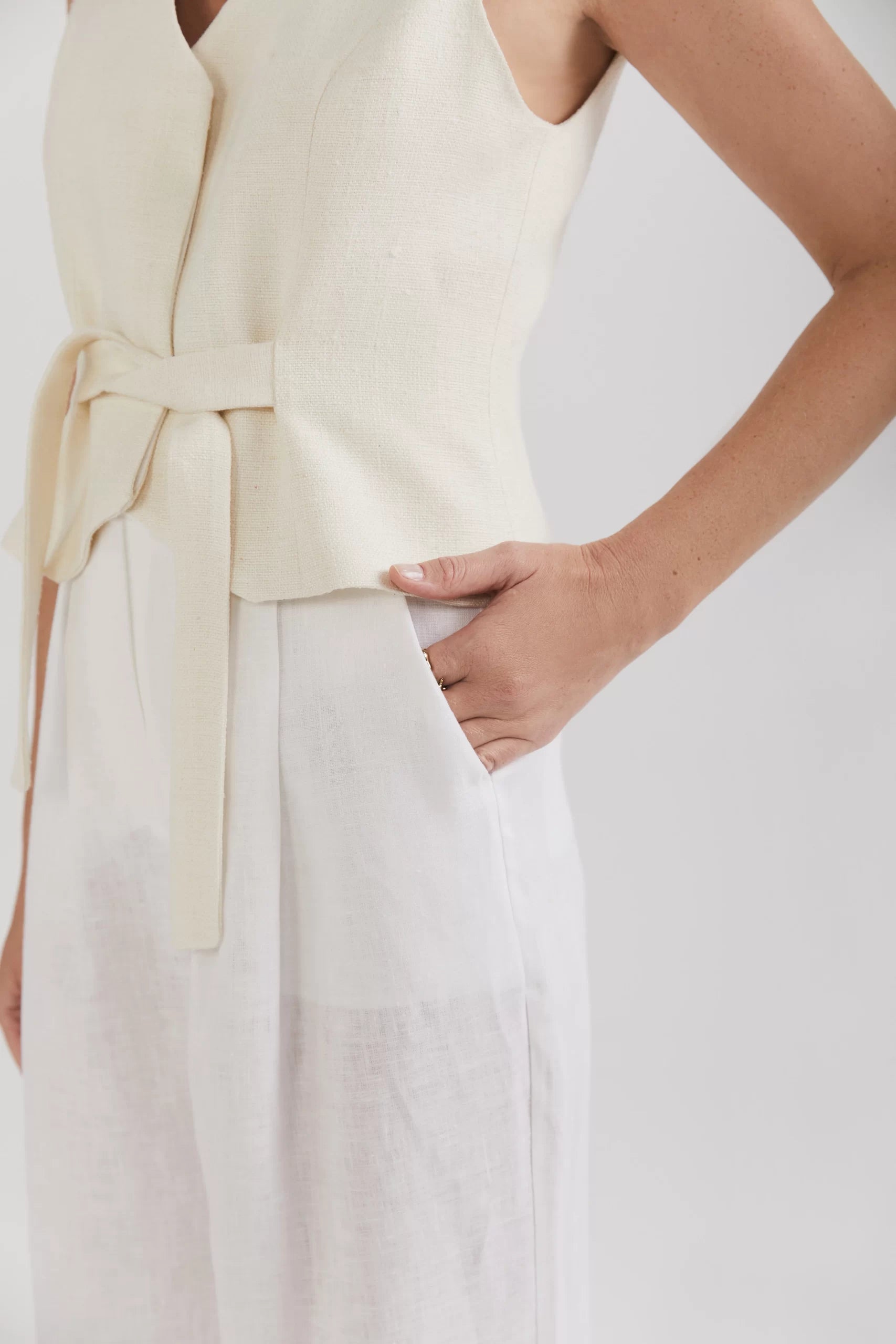 Pantaloni largi din in albi - ipanomi.com