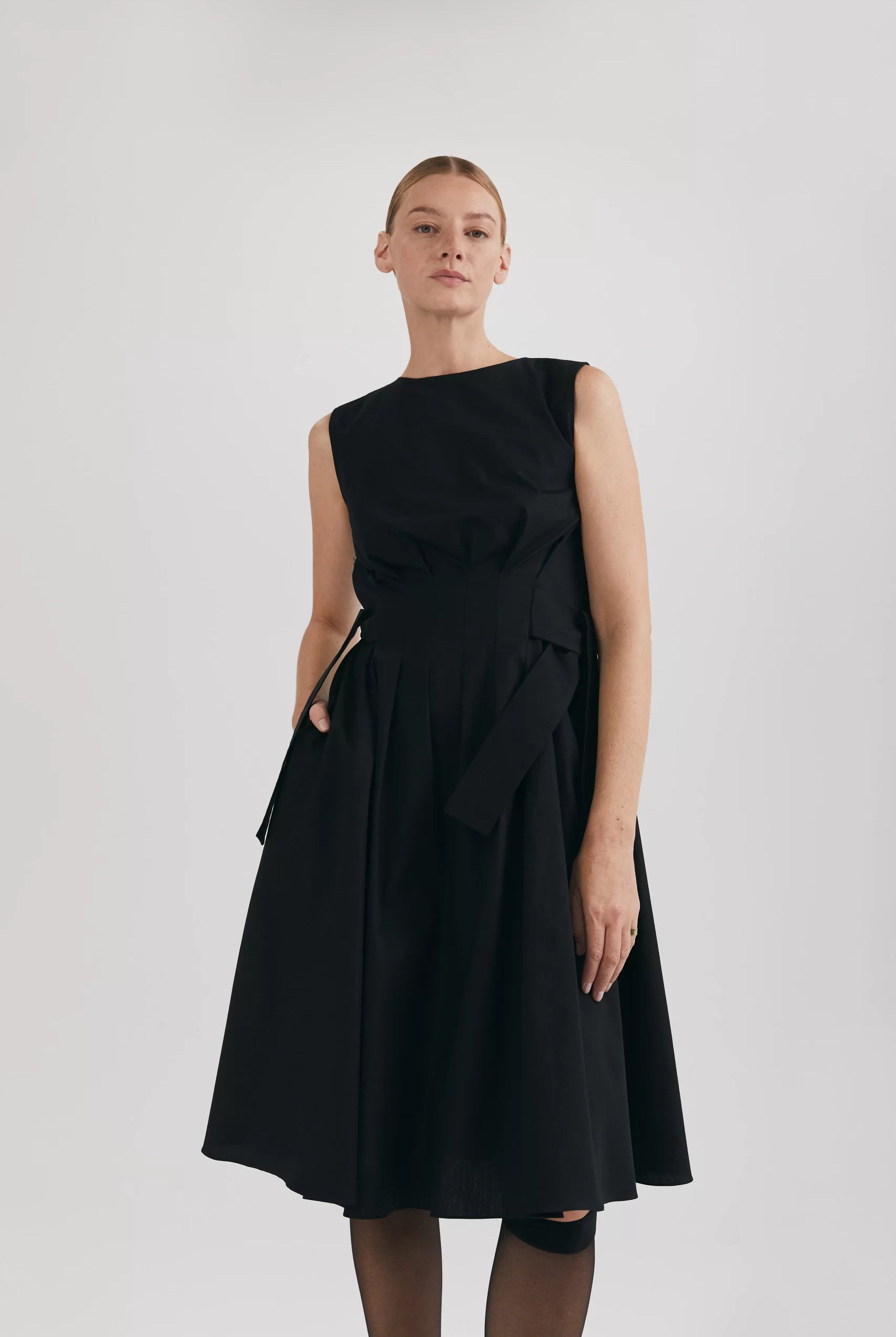 Rochie midi cu cordoane în talie Grazia negru - ipanomi.com