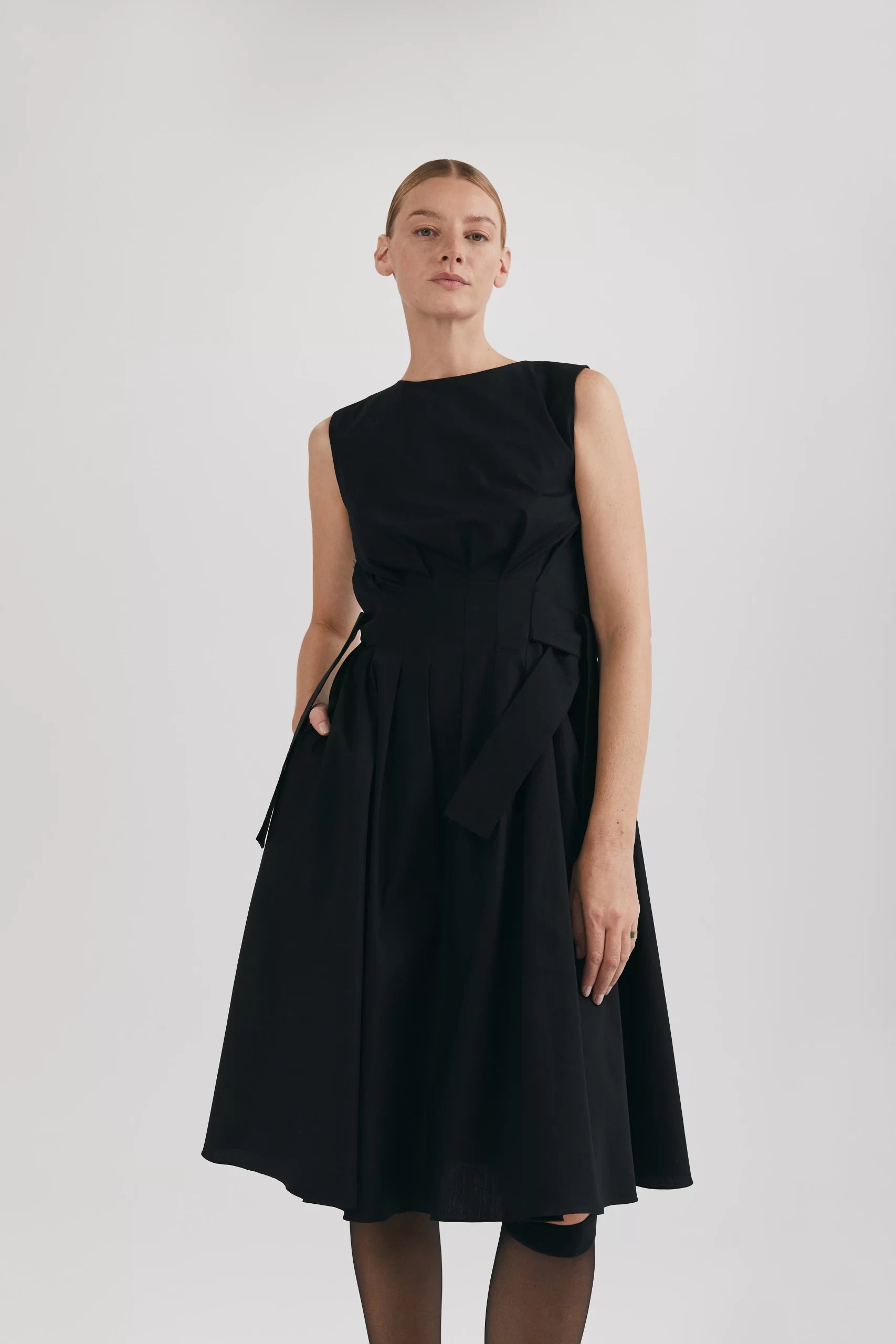 Rochie midi cu cordoane în talie Grazia negru - ipanomi.com