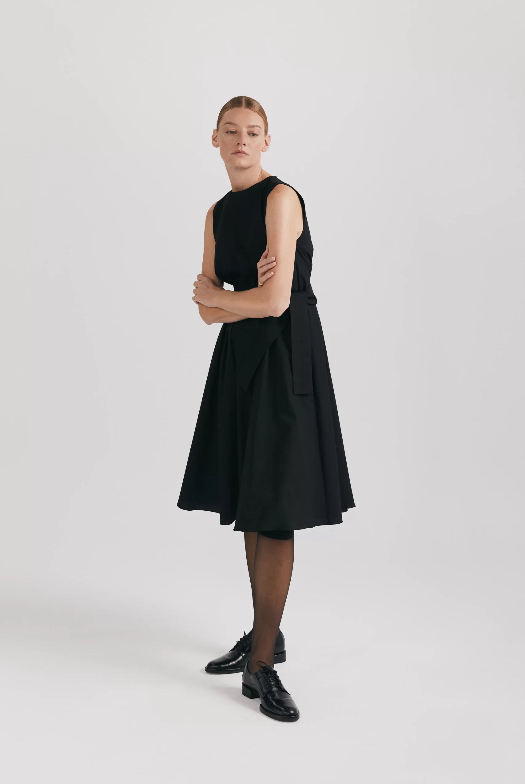 Rochie midi cu cordoane în talie Grazia negru - ipanomi.com