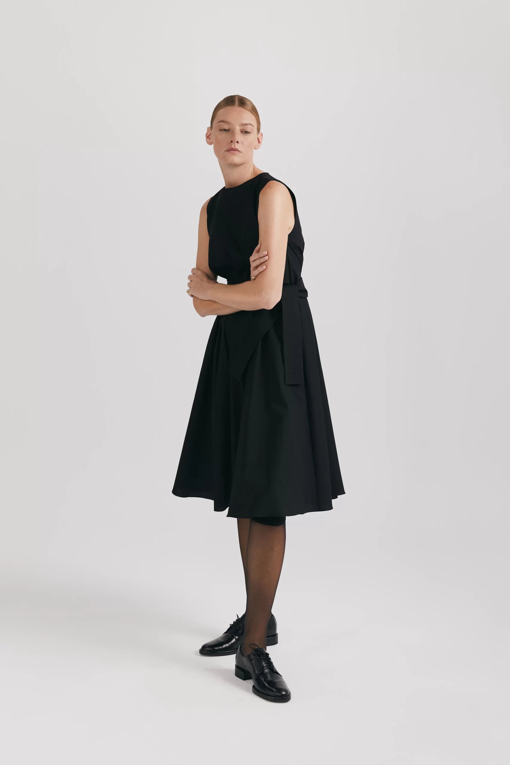 Rochie midi cu cordoane în talie Grazia negru - ipanomi.com