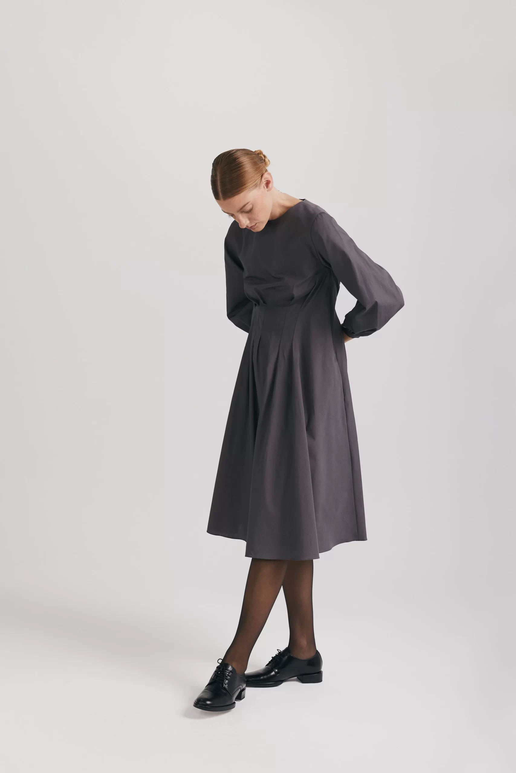 Rochie cu pliuri în talie și mâneci balon din poplin de bumbac organic gri - ipanomi.com