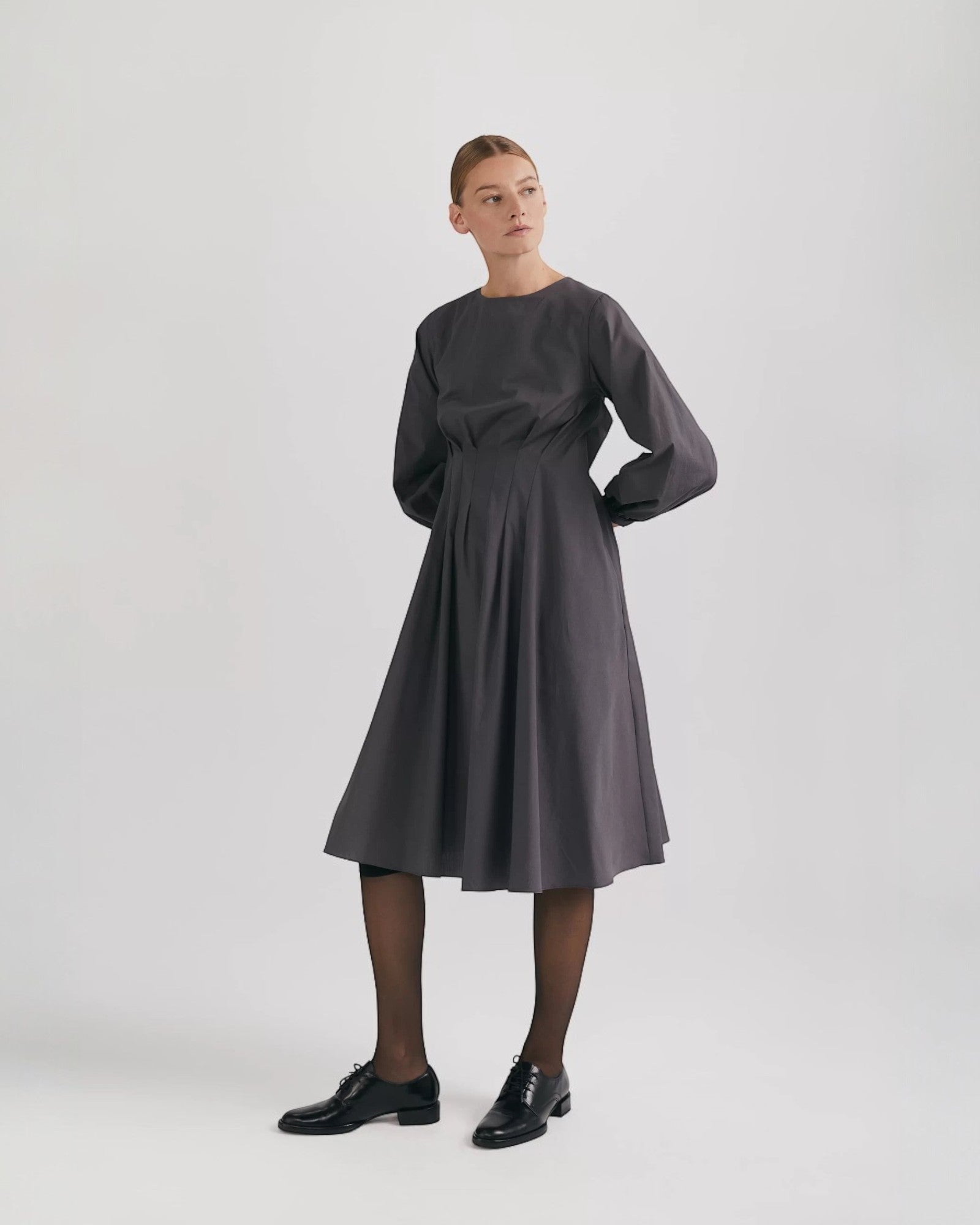 Rochie cu pliuri în talie și mâneci balon din poplin de bumbac organic gri - ipanomi.com