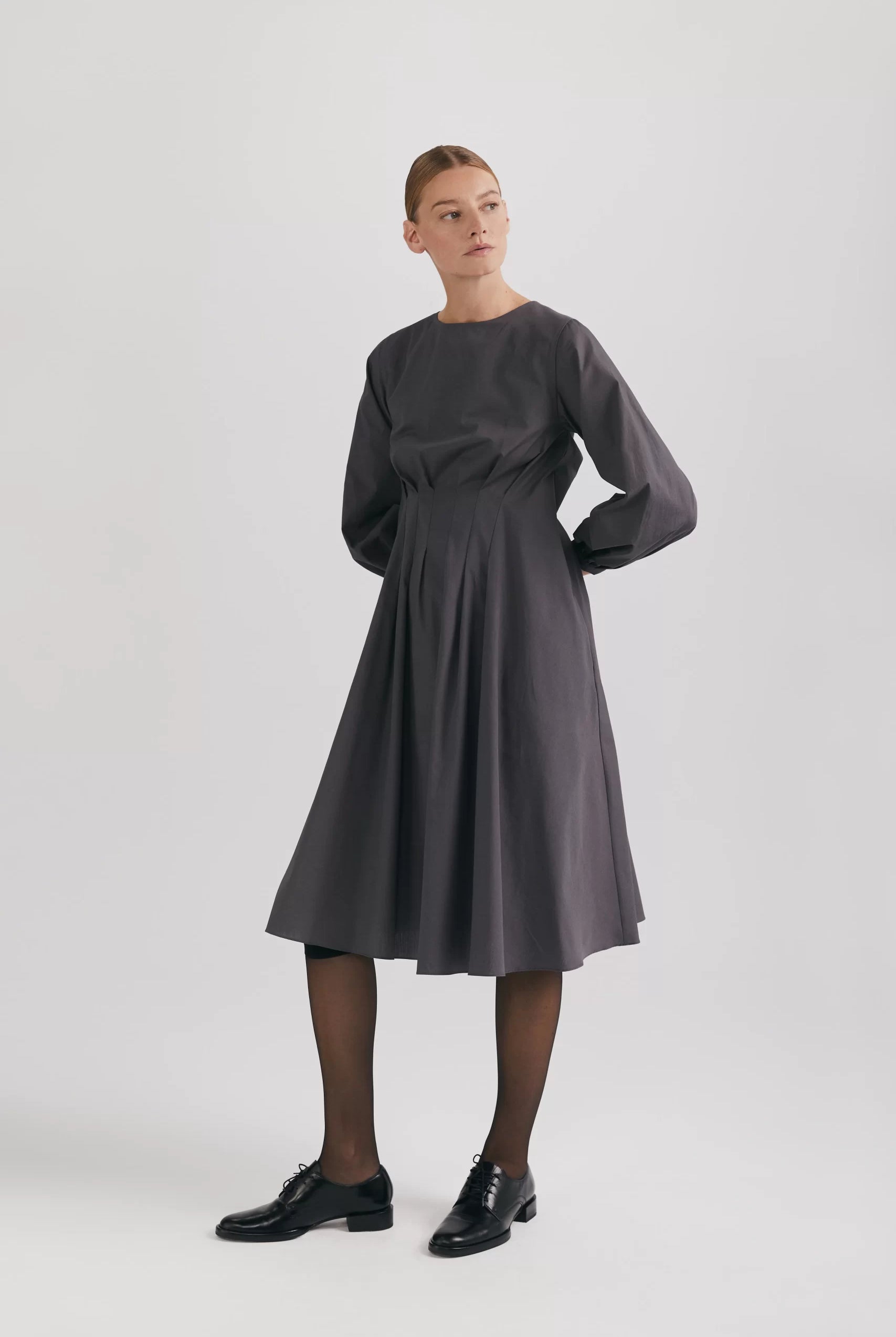 Rochie cu pliuri în talie și mâneci balon din poplin de bumbac organic gri - ipanomi.com