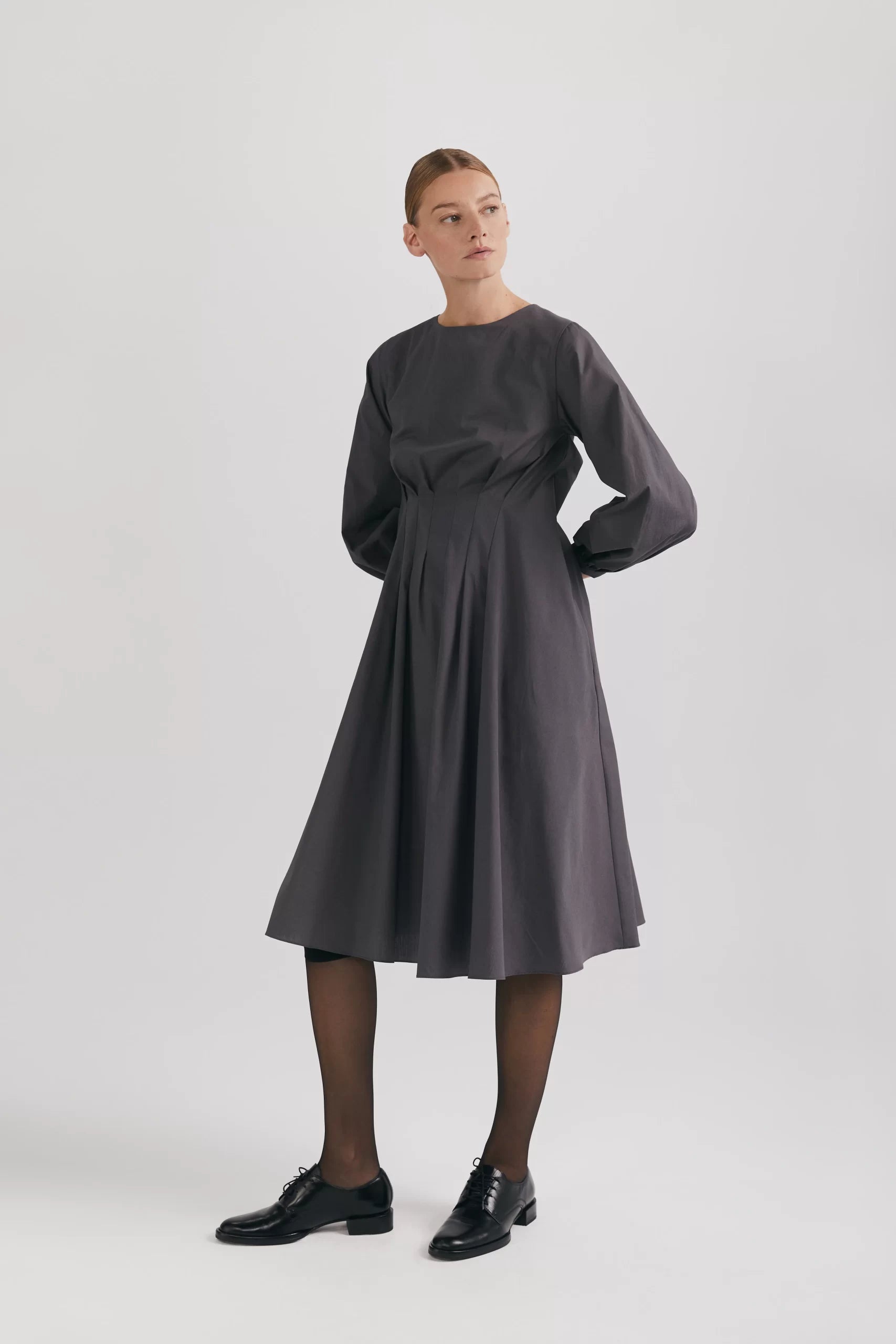 Rochie cu pliuri în talie și mâneci balon din poplin de bumbac organic gri - ipanomi.com