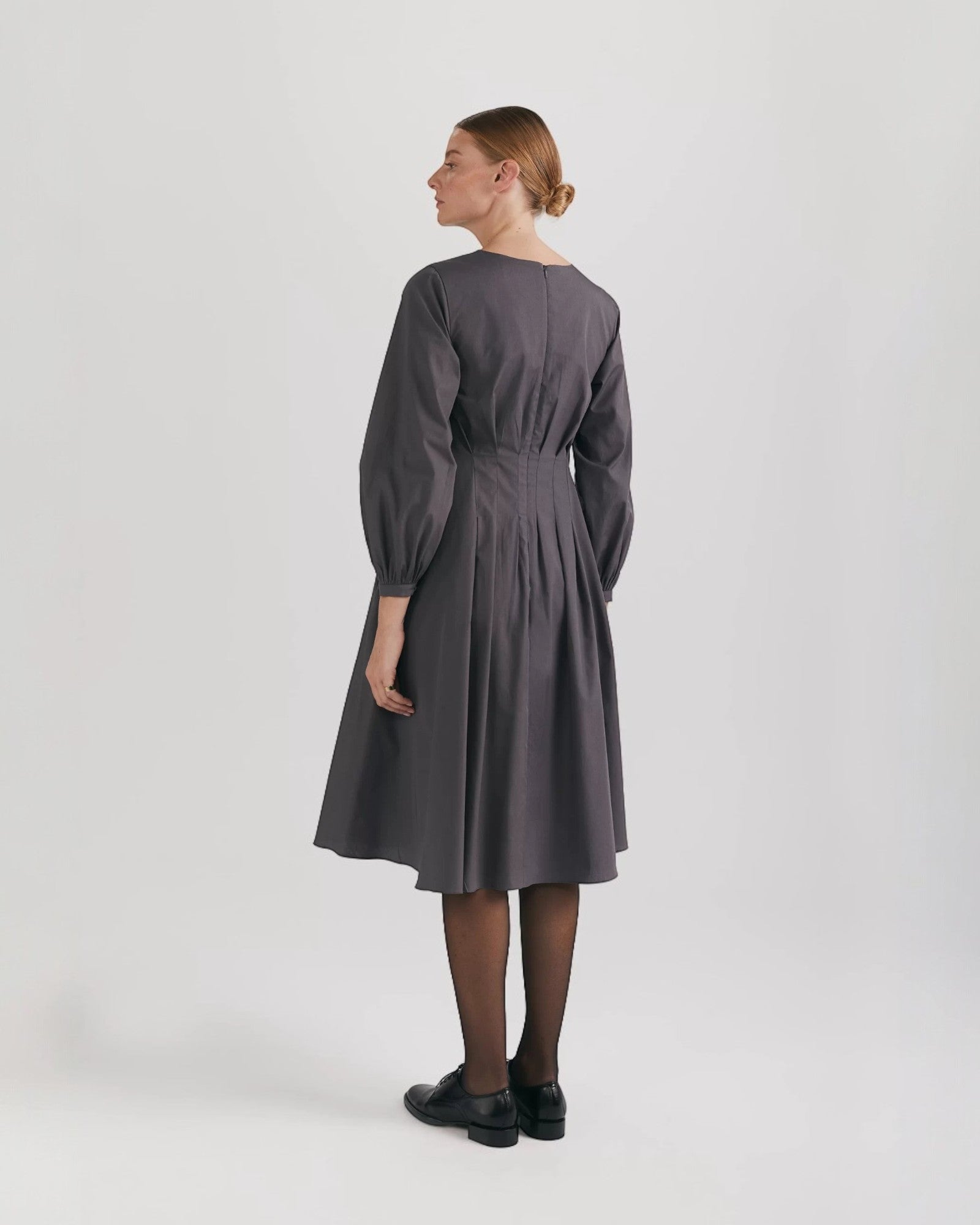 Rochie cu pliuri în talie și mâneci balon din poplin de bumbac organic gri - ipanomi.com