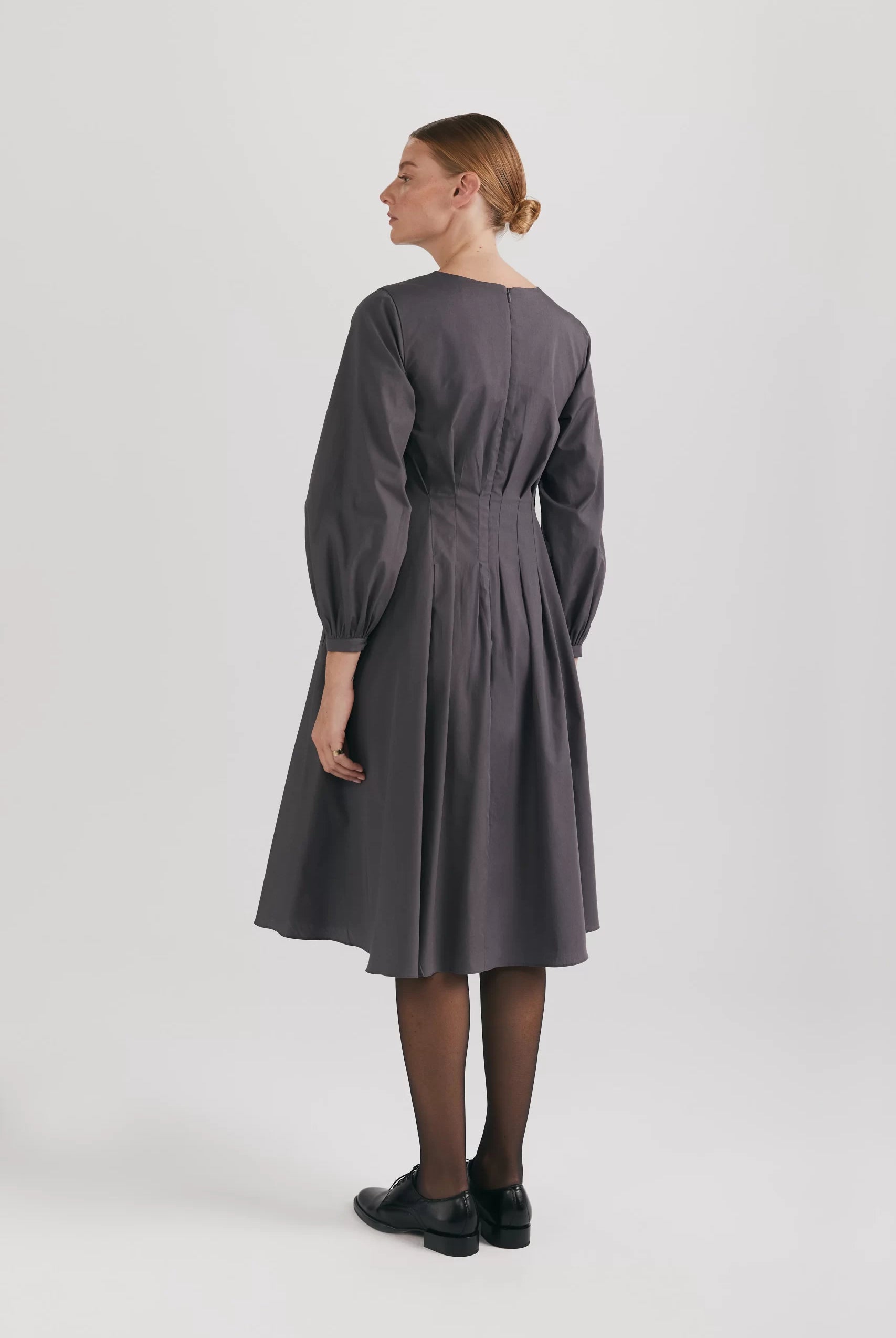 Rochie cu pliuri în talie și mâneci balon din poplin de bumbac organic gri - ipanomi.com