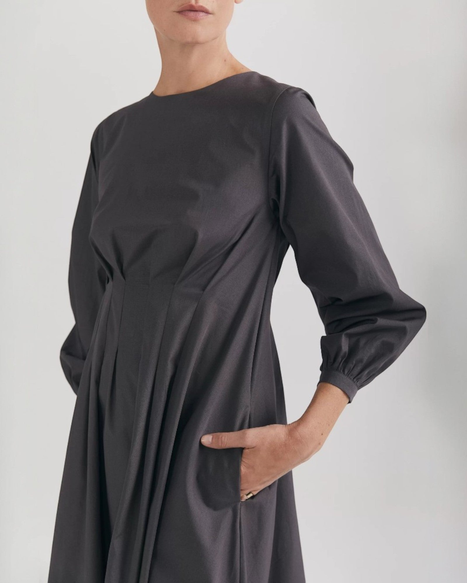 Rochie cu pliuri în talie și mâneci balon din poplin de bumbac organic gri - ipanomi.com