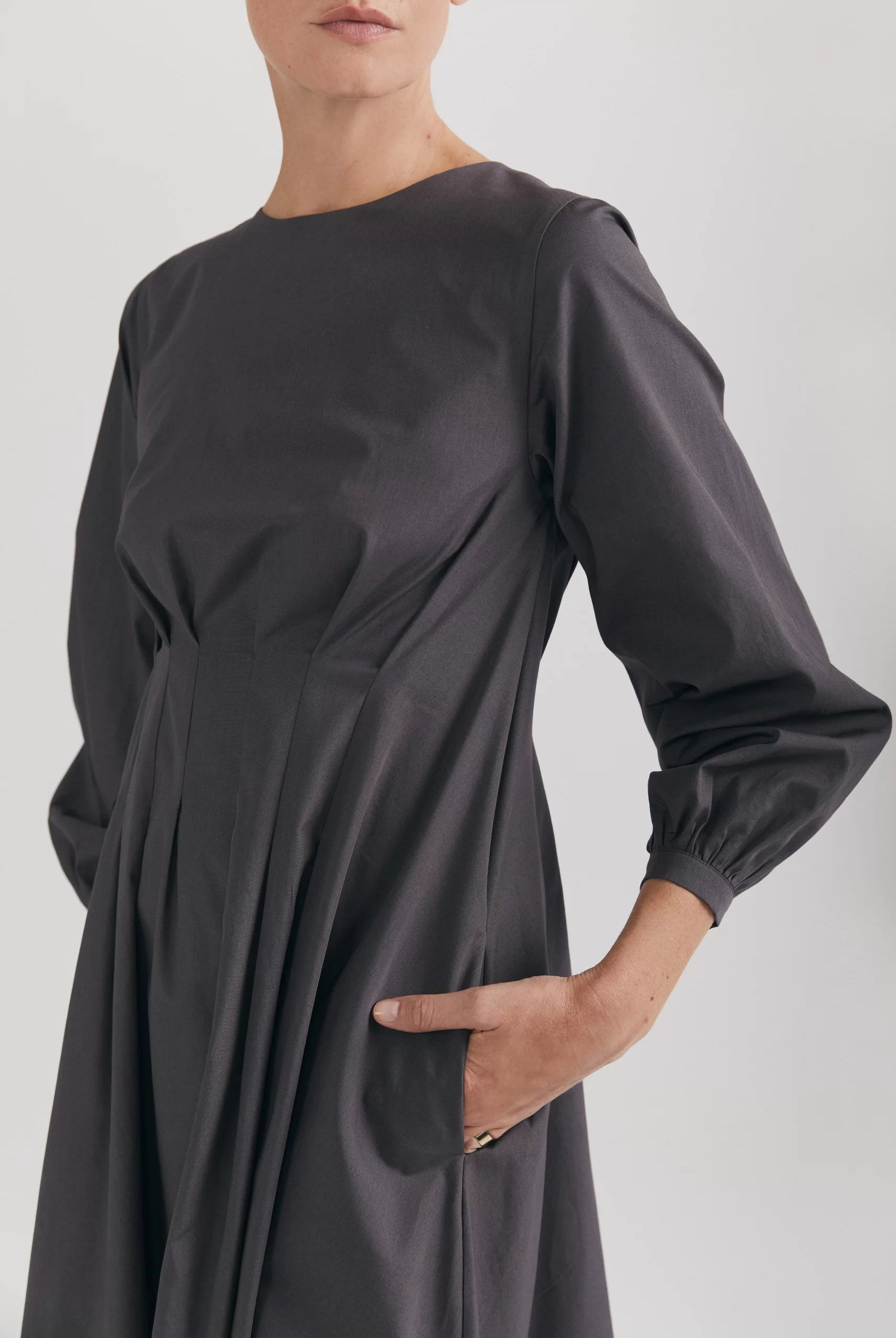 Rochie cu pliuri în talie și mâneci balon din poplin de bumbac organic gri - ipanomi.com