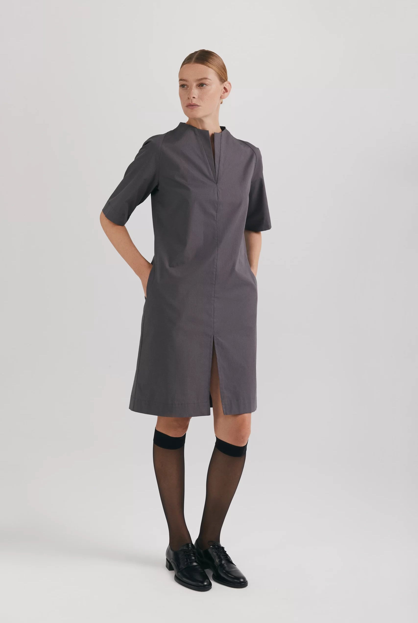 Rochie midi din poplin de bumbac organic cu guler în V și fantă frontală gri - ipanomi.com