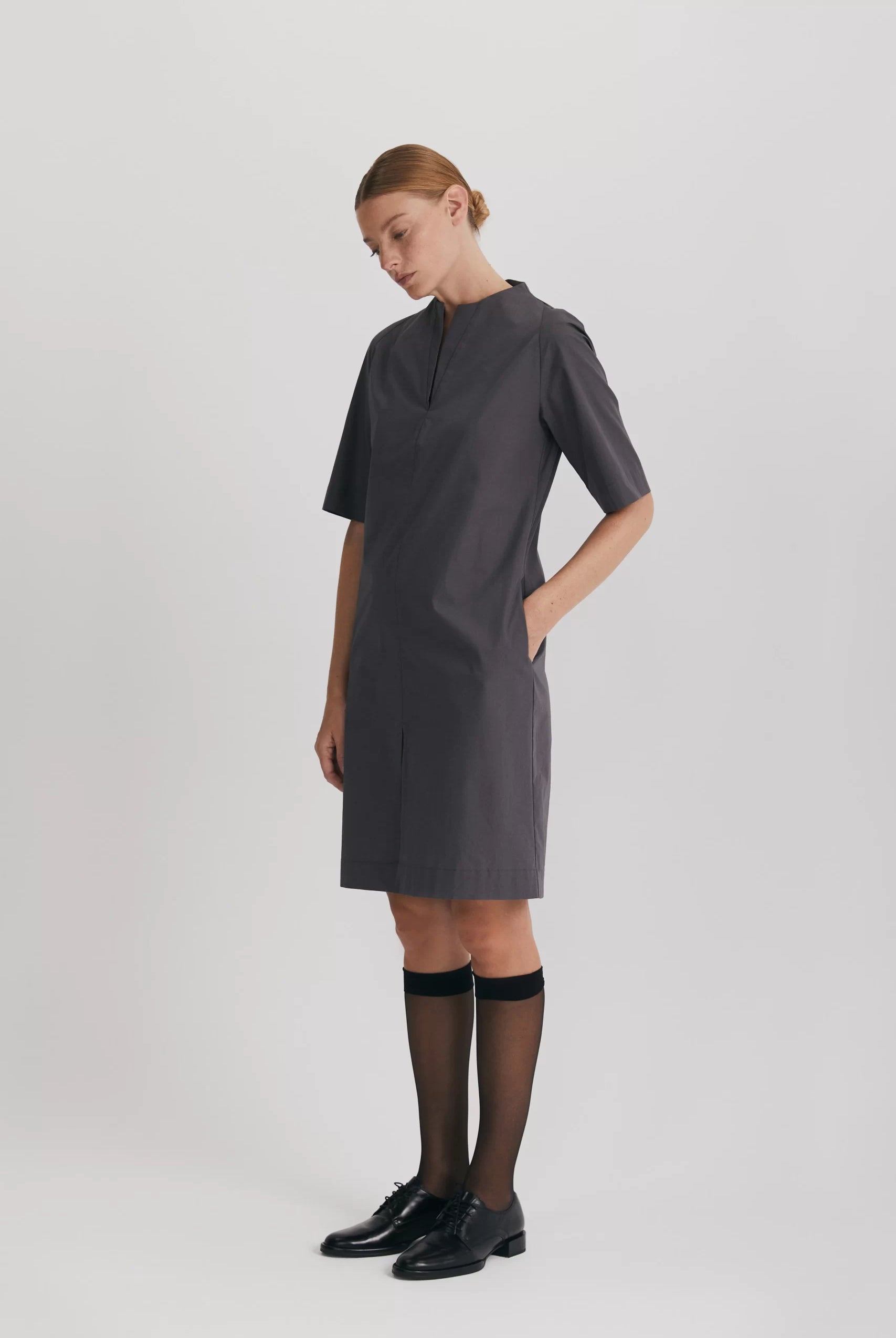 Rochie midi din poplin de bumbac organic cu guler în V și fantă frontală gri - ipanomi.com