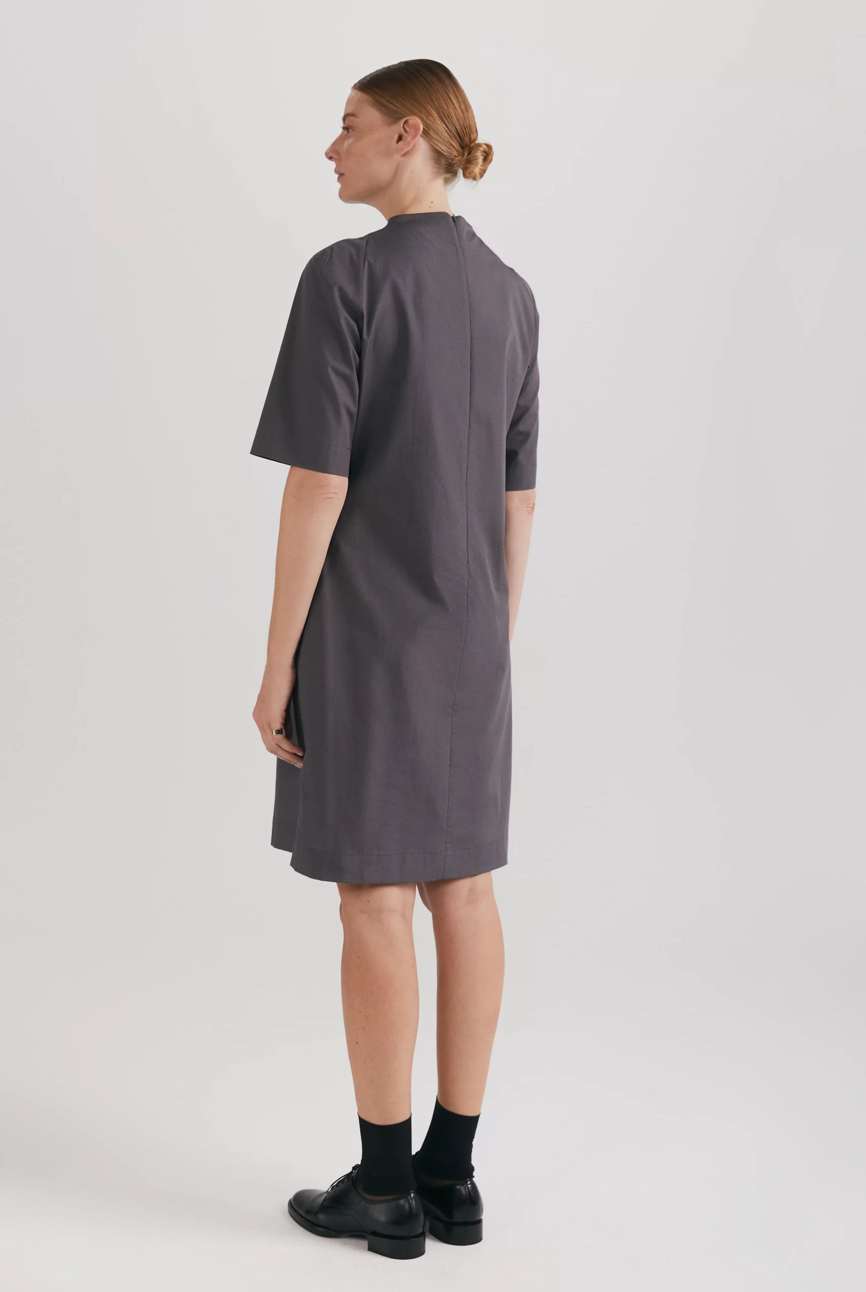 Rochie midi din poplin de bumbac organic cu guler în V și fantă frontală gri - ipanomi.com