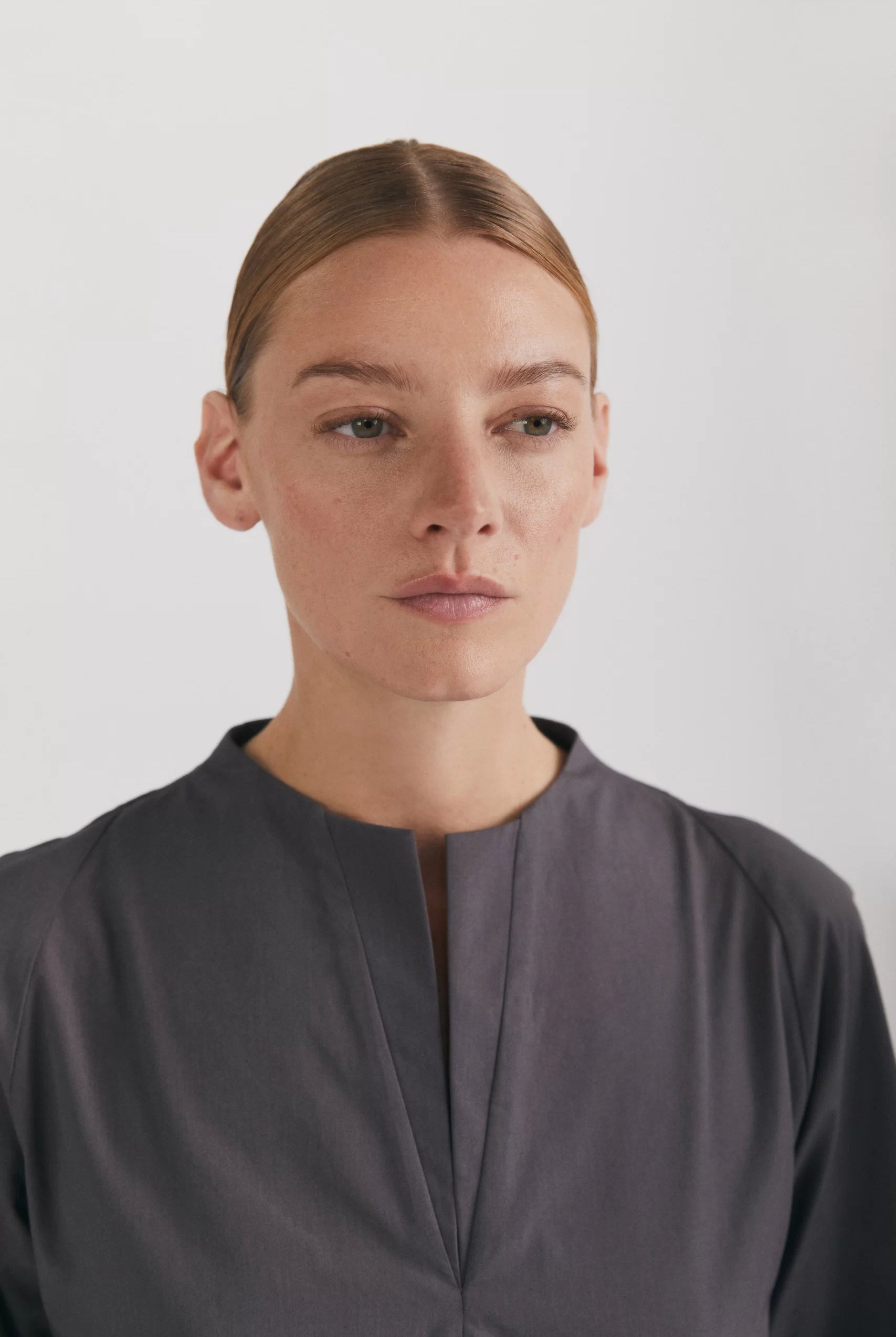 Rochie midi din poplin de bumbac organic cu guler în V și fantă frontală gri - ipanomi.com