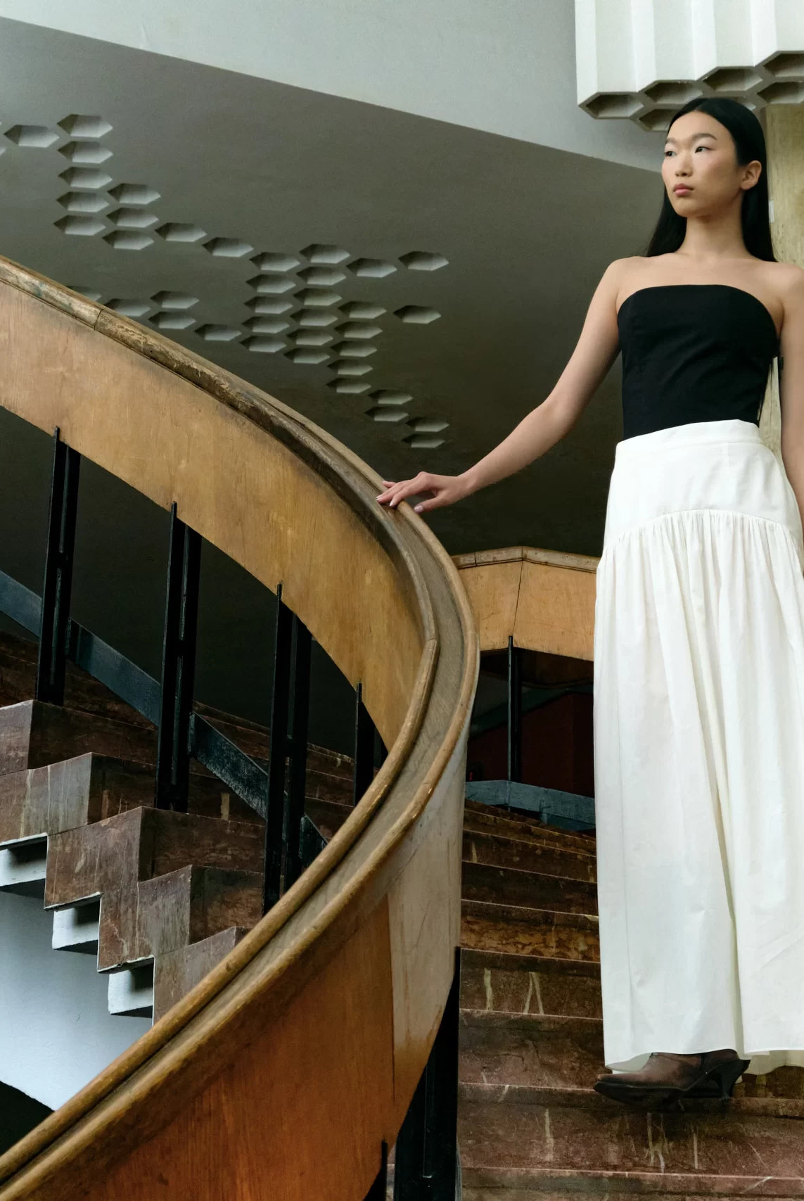 Fustă lungă cu platcă și volan încrețit, bej îmbrăcată cu corset minimalist negru din bumbac organic - ipanomi.com