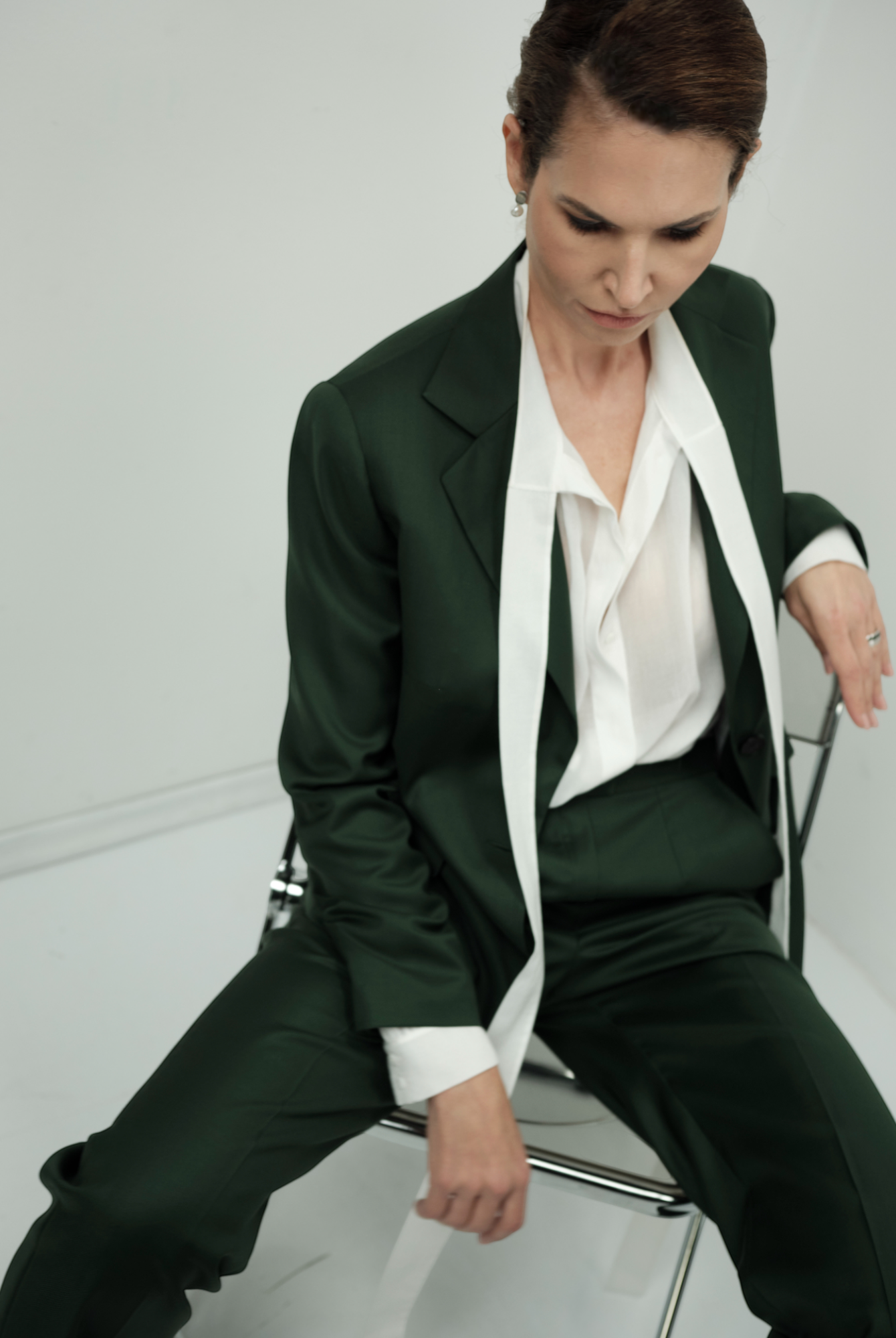 Sacou din lână verde, cămașă alba și pantalon din lână verde