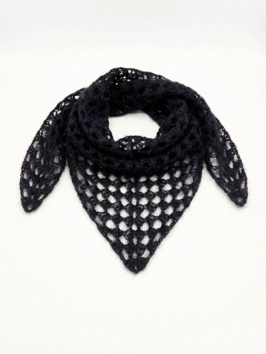 Esarfa crosetata manual din alpaca neagra