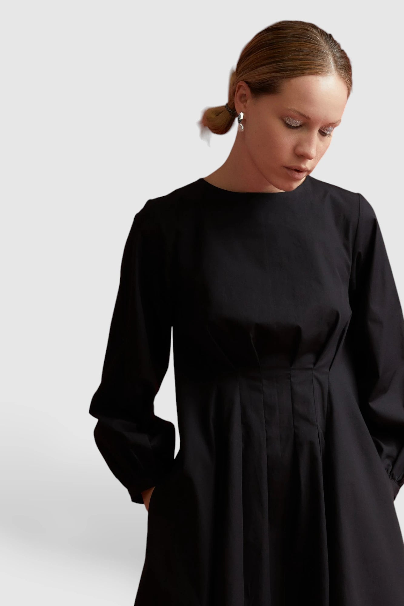 Rochie neagră din poplin de bumbac organic, midi, cu mâneci lungi - ipanomi.com