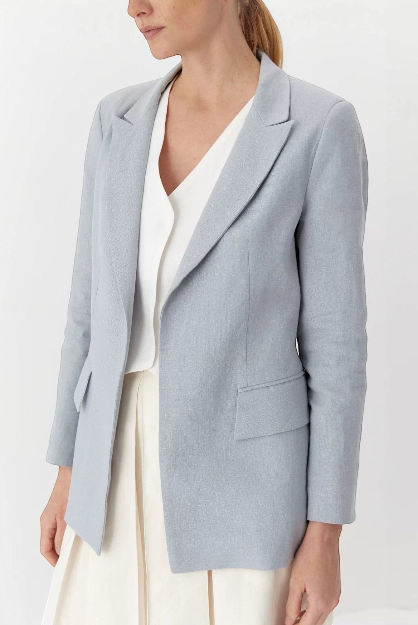 Ipanomi light blue linen fitted blazer with lapel collar and flap pockets. Ideal for a sophisticated look.