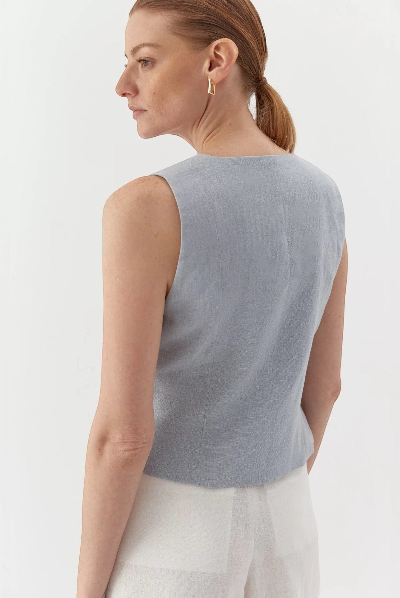 Ipanomi light blue pure linen short vest with V-neck and button closure. Model wears size S.