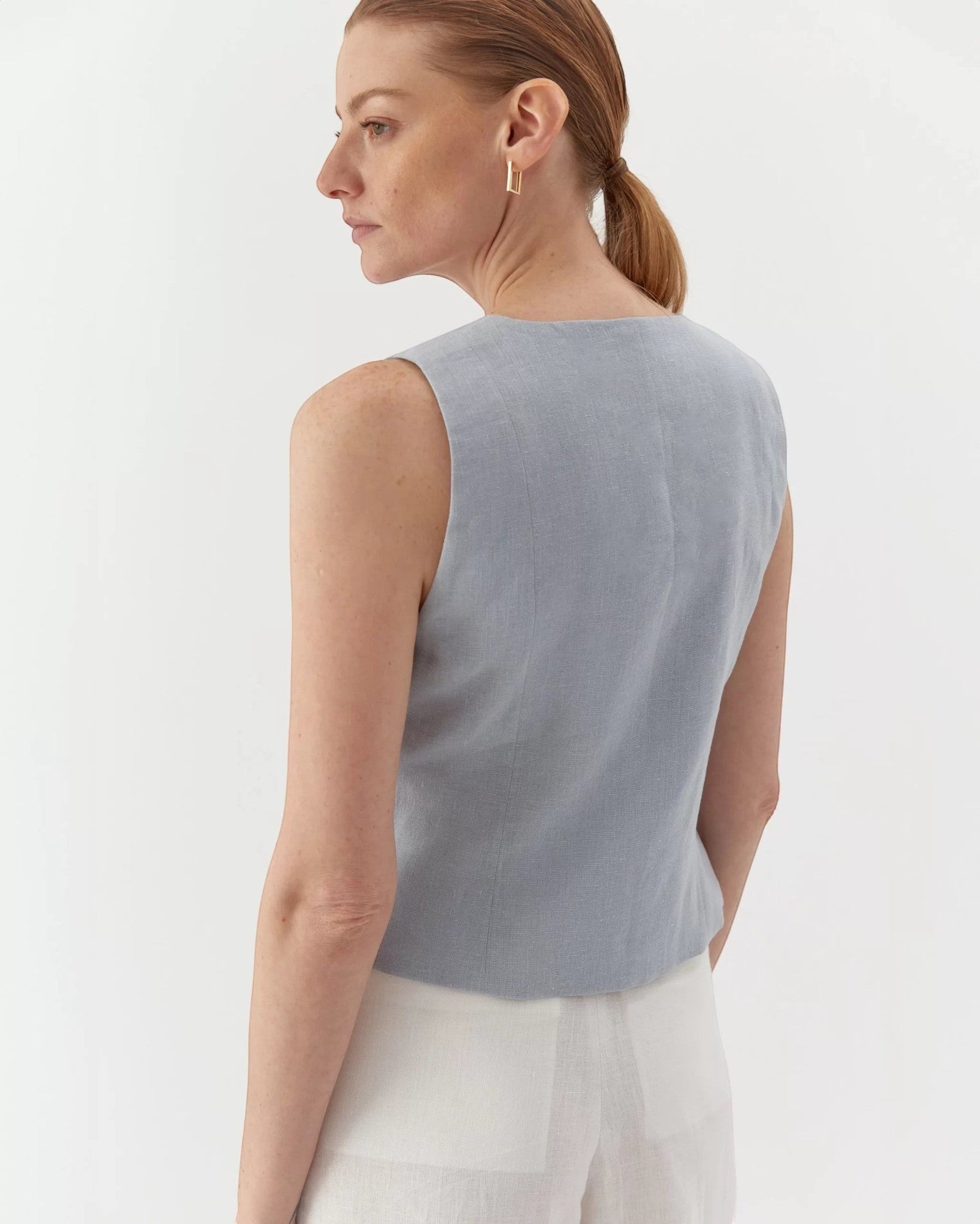 Ipanomi light blue pure linen short vest with V-neck and button closure. Model wears size S.