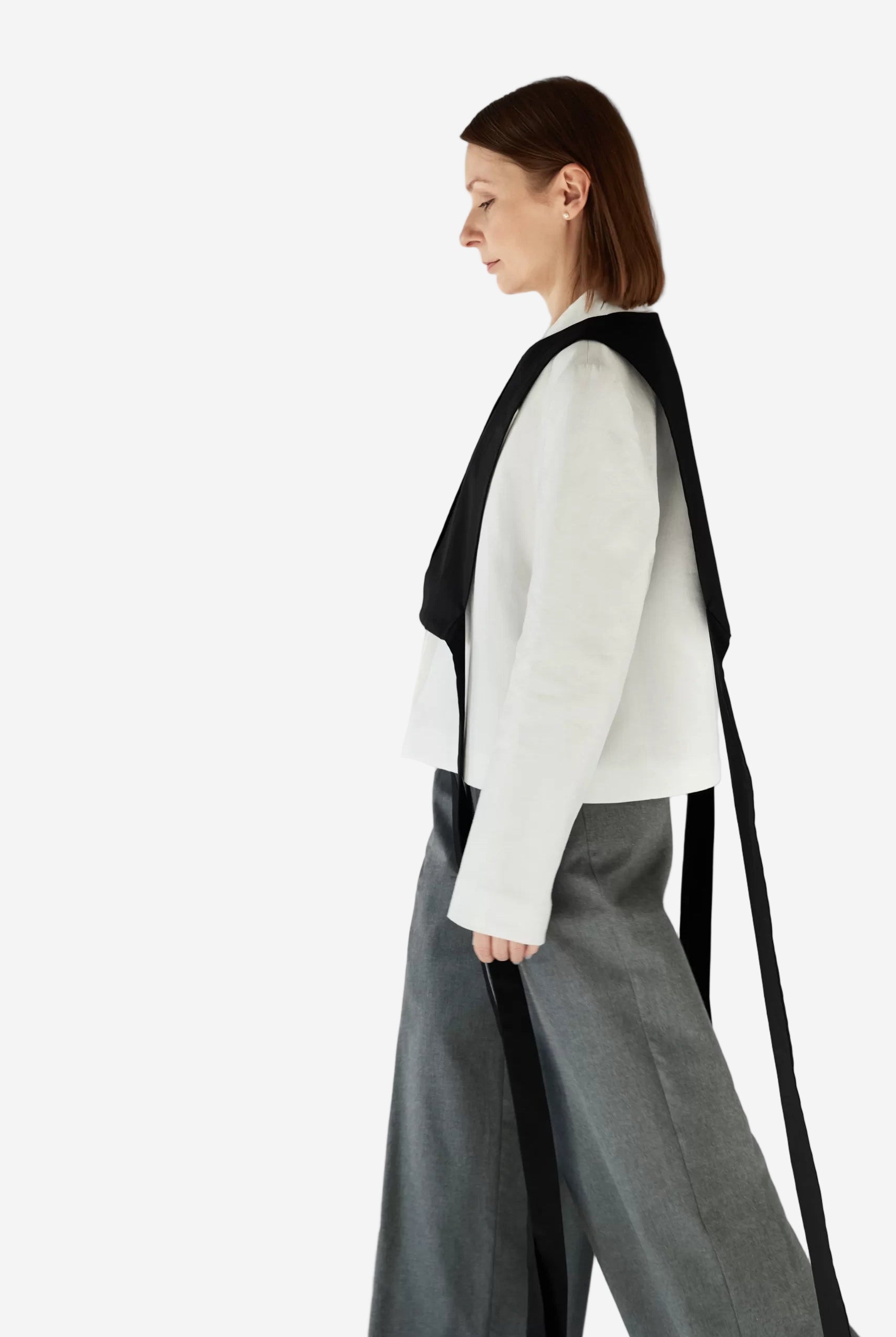 Blazer alb, pantaloni gri și guler negru cu cordoane - ipanomi.com