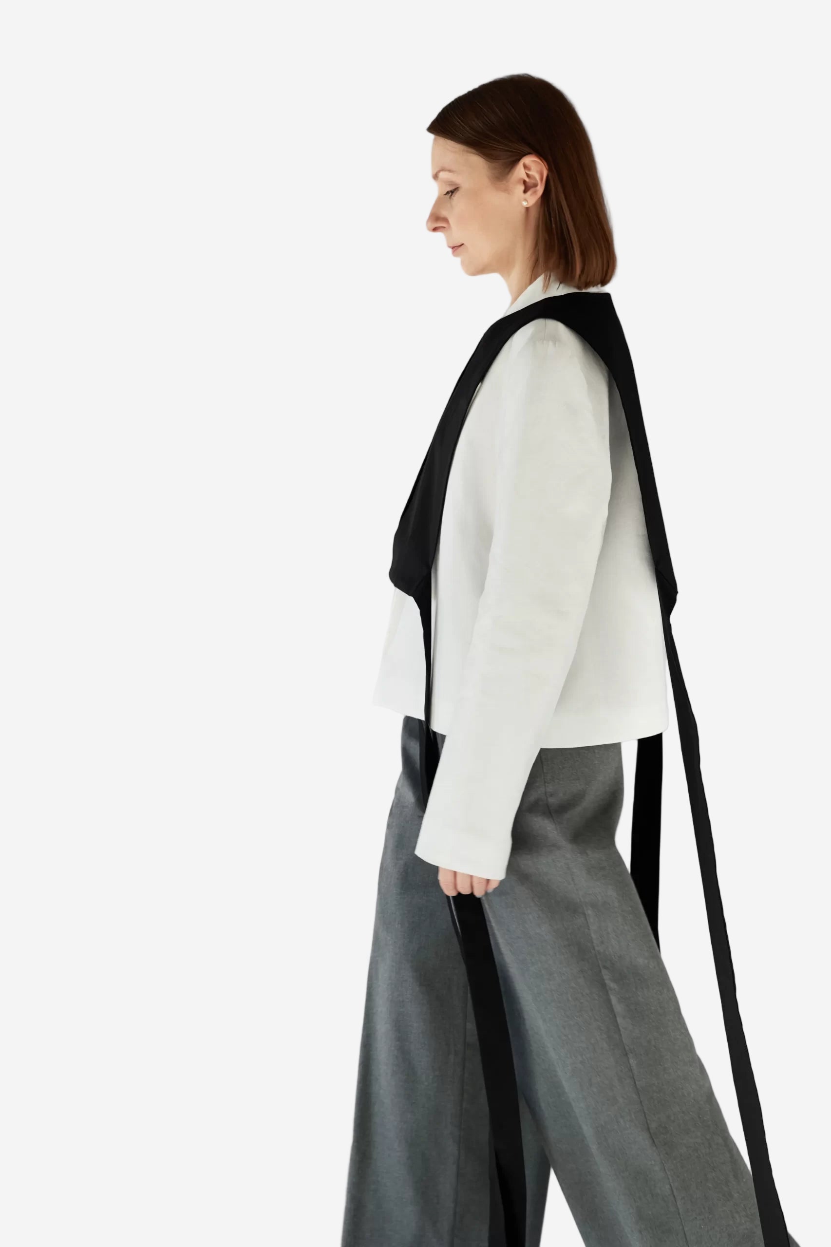 Blazer alb, pantaloni gri și guler negru cu cordoane - ipanomi.com