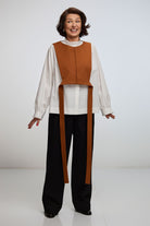 Guler-vestă din bumbac teracotă cu cămașă oversized albă și pantalon negru din twill be bumbac - ipanomi.com