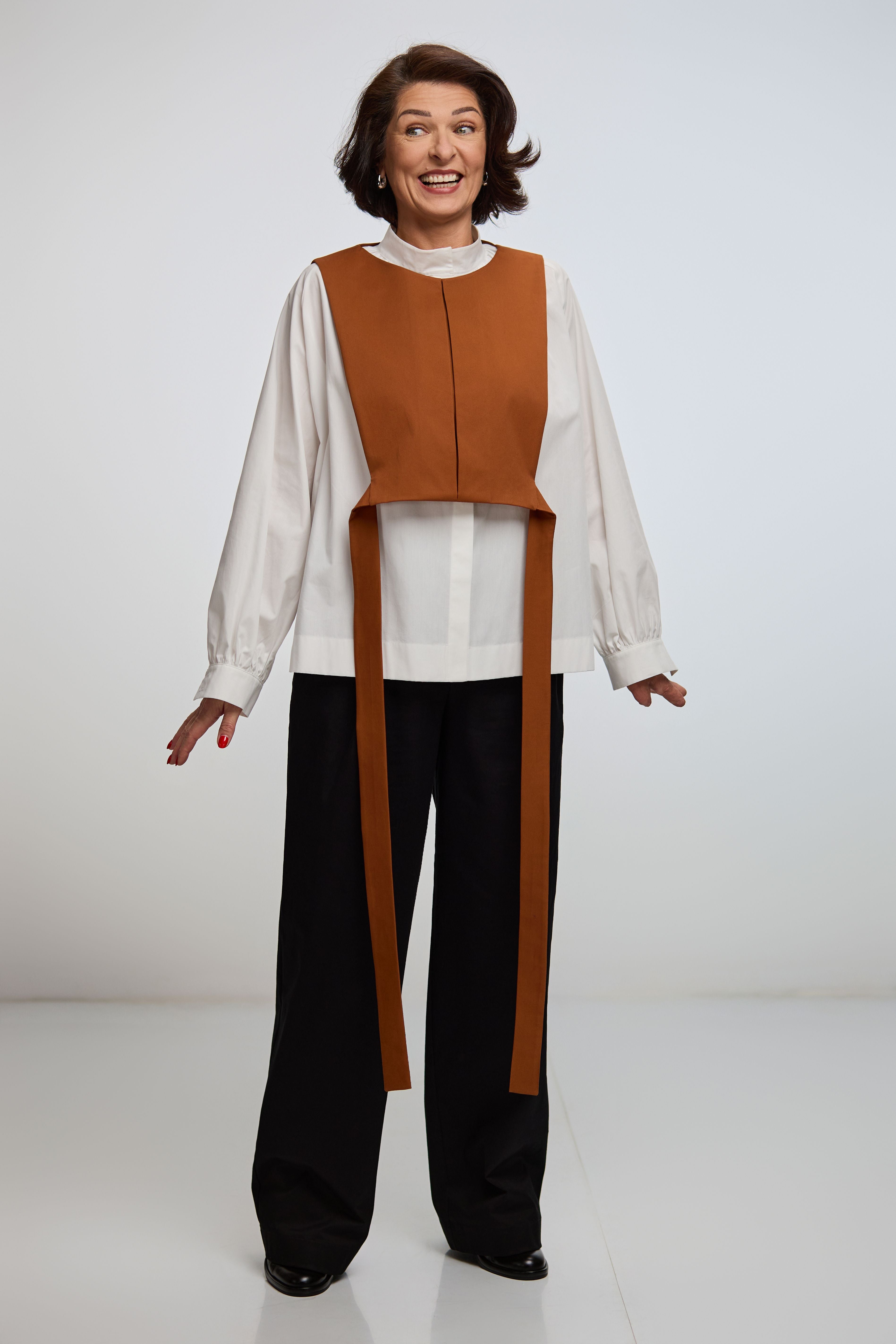 Guler-vestă din bumbac teracotă cu cămașă oversized albă și pantalon negru din twill be bumbac - ipanomi.com