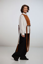 Guler-vestă teracota cu cămașă oversized albă și pantalon negru din twill be bumbac - ipanomi.com