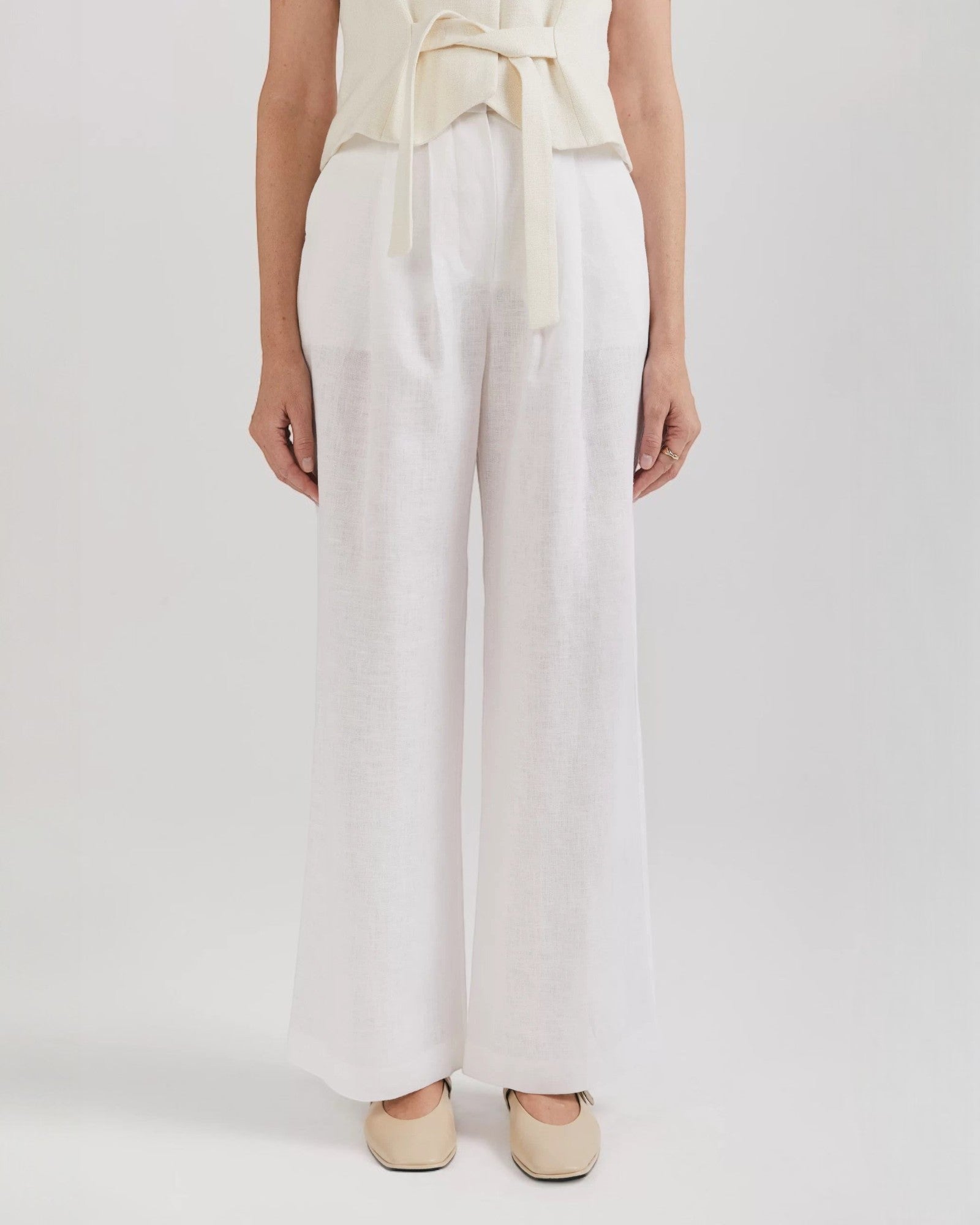 Ipanomi white linen wide-leg trousers with double pleats and side pockets. Elegant and comfortable.