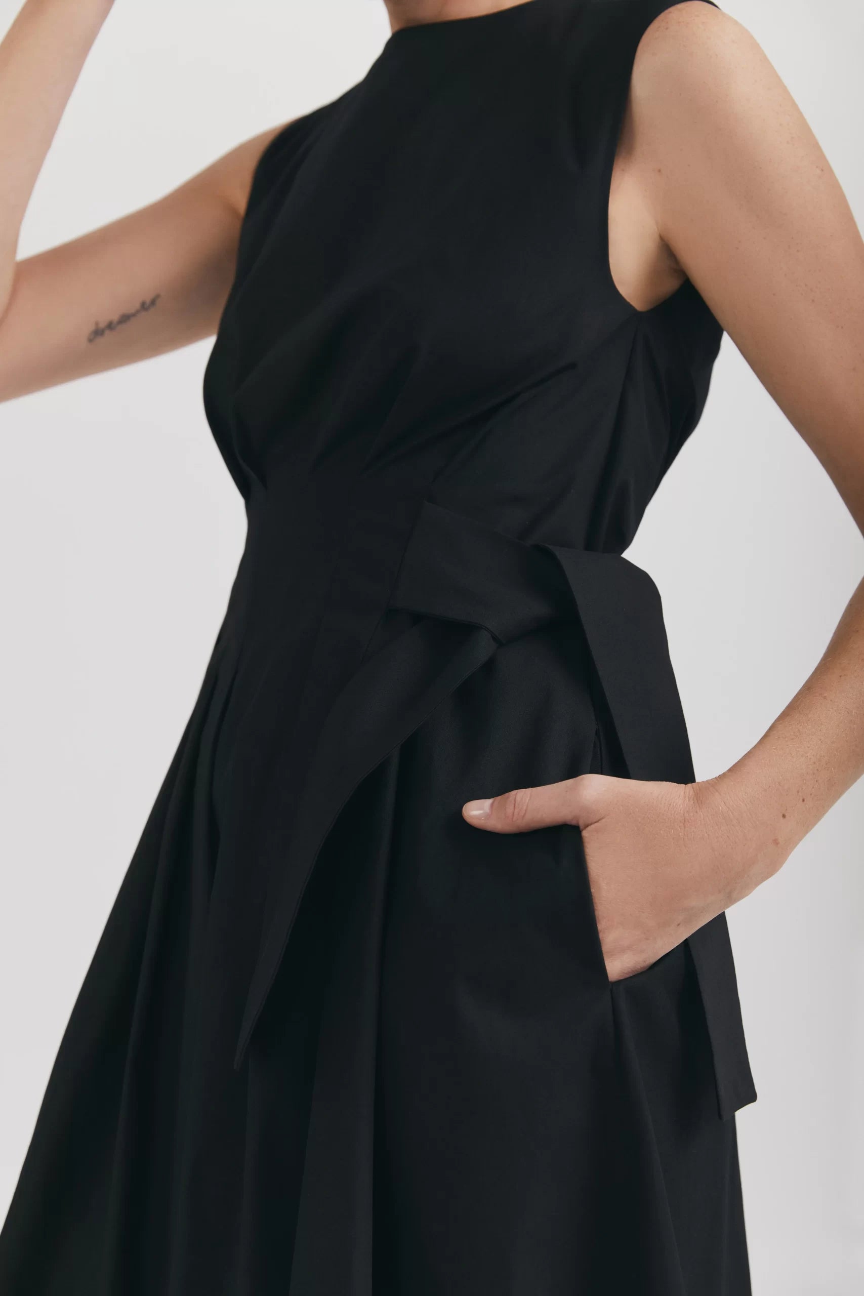 Rochie midi cu cordoane în talie Grazia negru - ipanomi.com