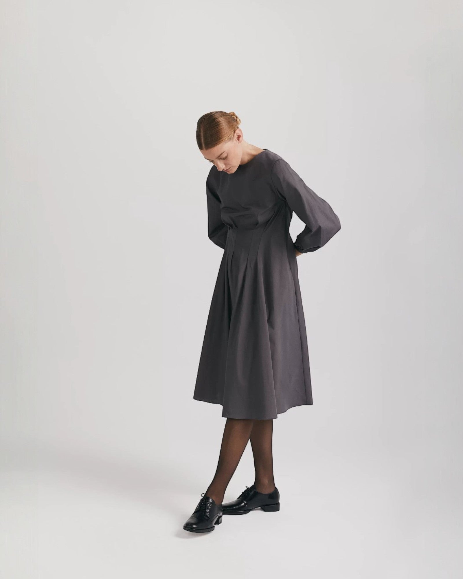 Rochie cu pliuri în talie și mâneci balon din poplin de bumbac organic gri - ipanomi.com