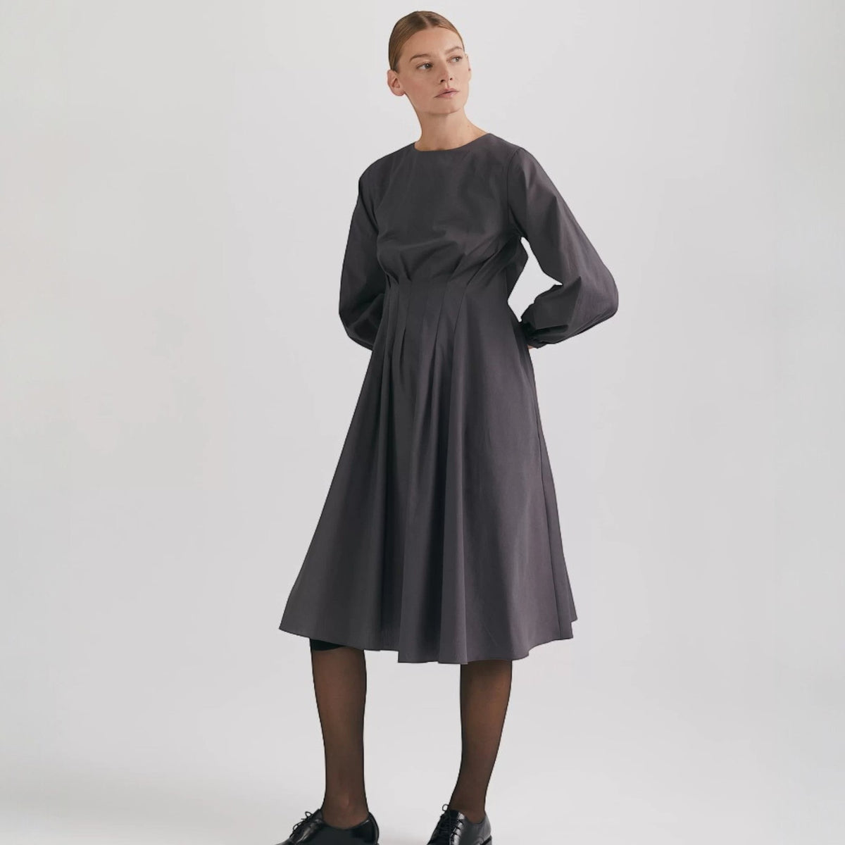 Rochie elegantă din bumbac organic, sub genunchi, gri