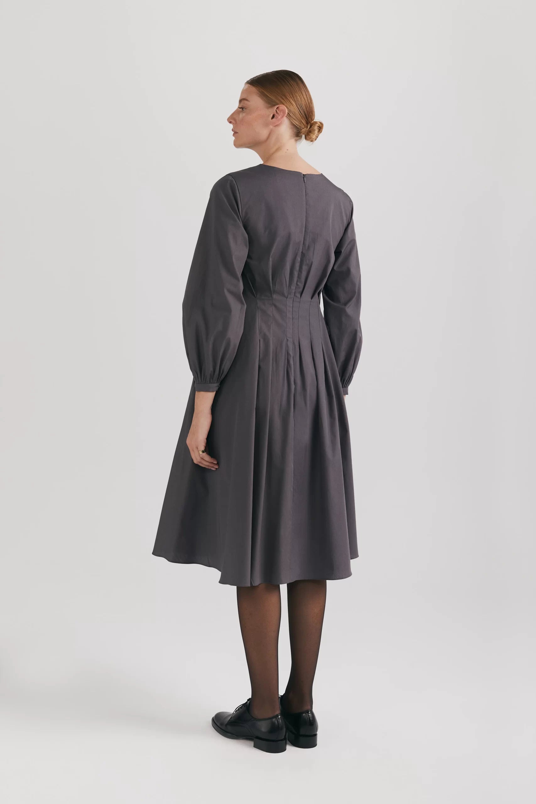 Rochie cu pliuri în talie și mâneci balon din poplin de bumbac organic gri - ipanomi.com