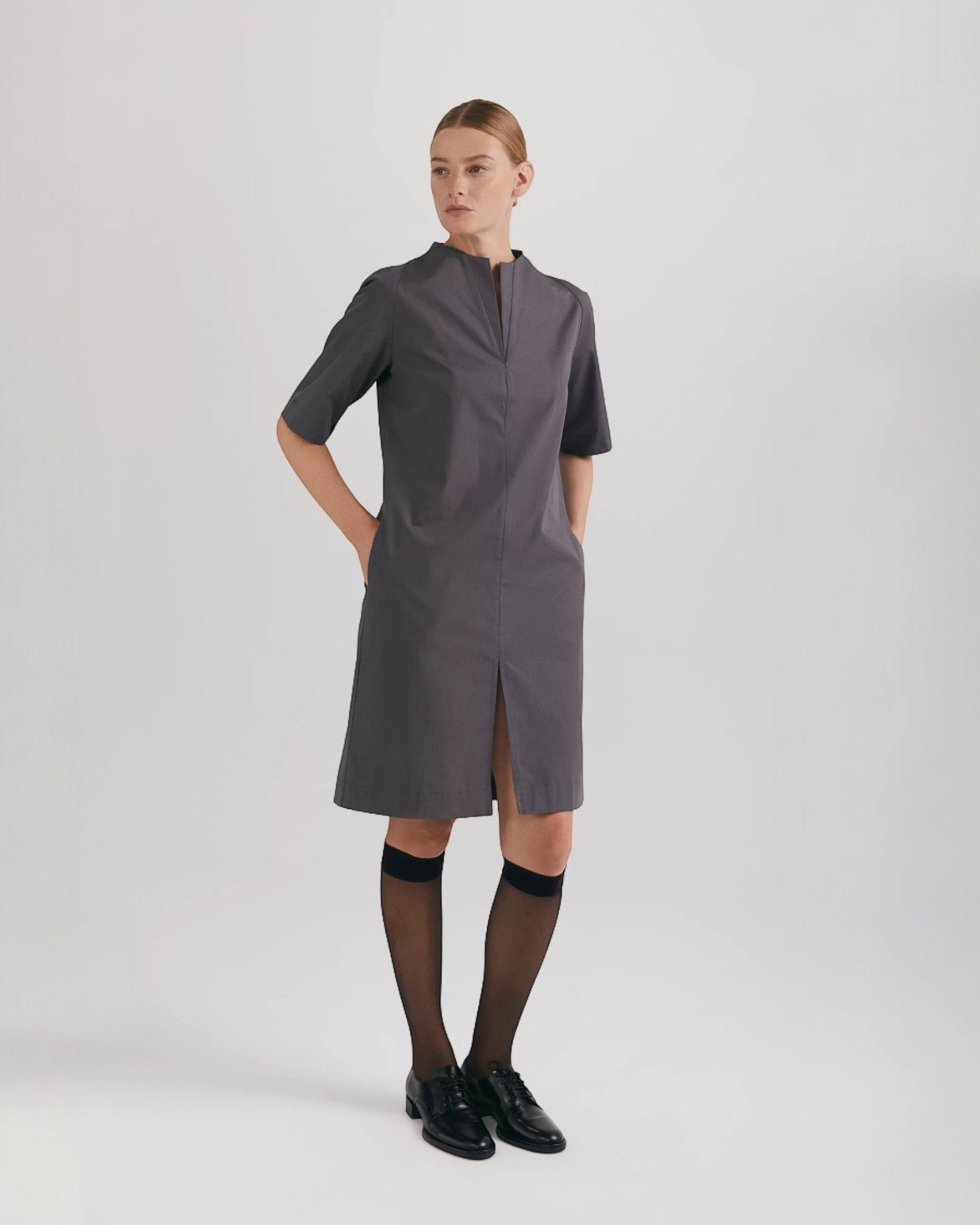 Rochie midi din poplin de bumbac organic cu guler în V și fantă frontală gri - ipanomi.com