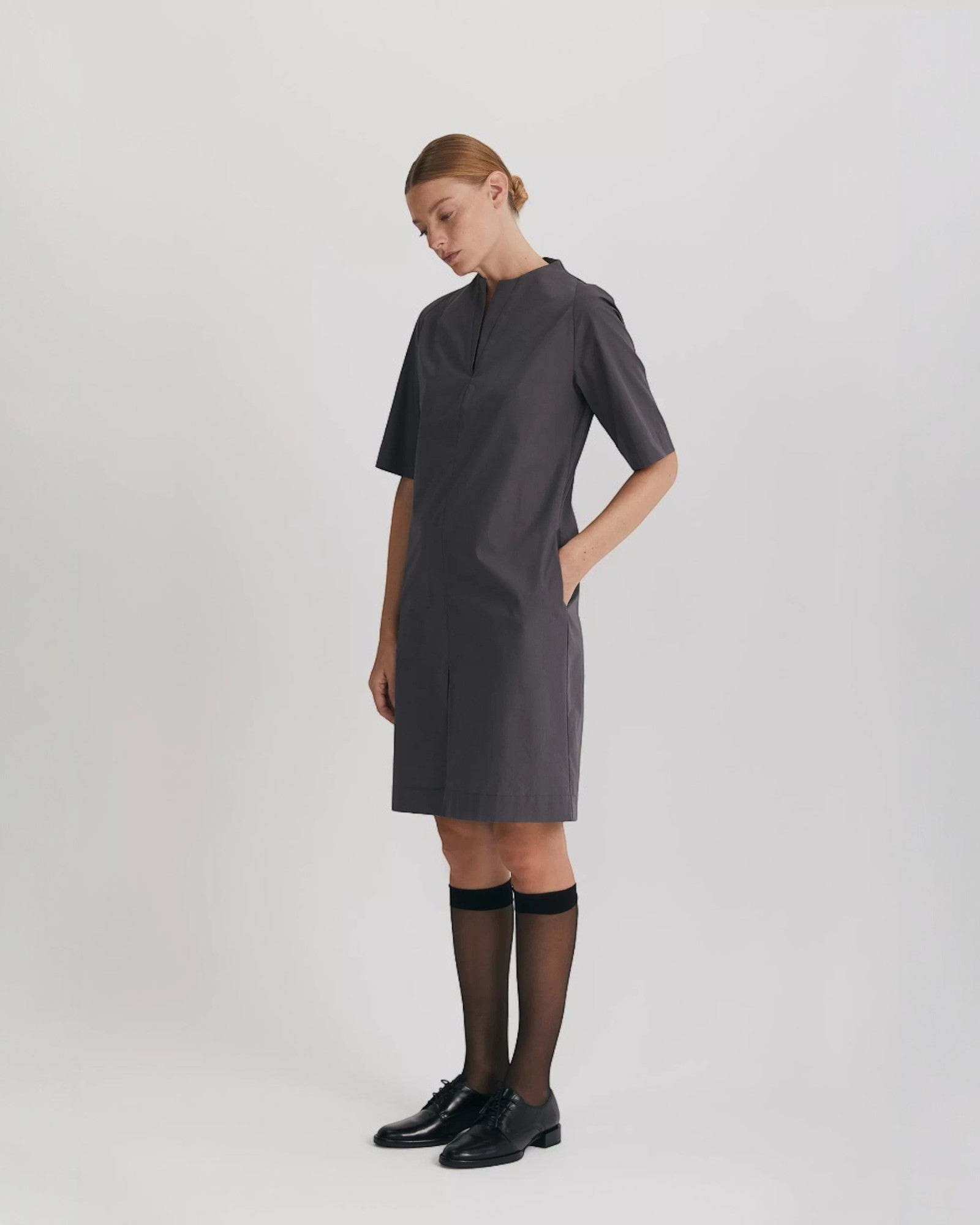 Rochie midi din poplin de bumbac organic cu guler în V și fantă frontală gri - ipanomi.com