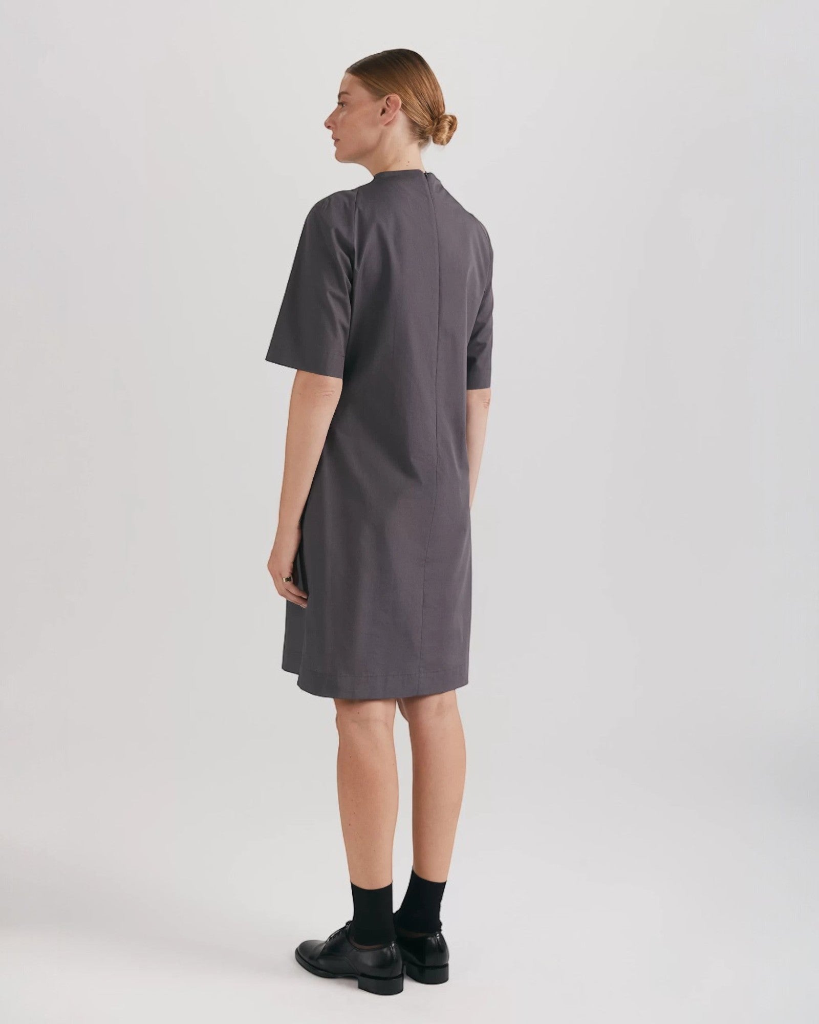 Rochie midi din poplin de bumbac organic cu guler în V și fantă frontală gri - ipanomi.com